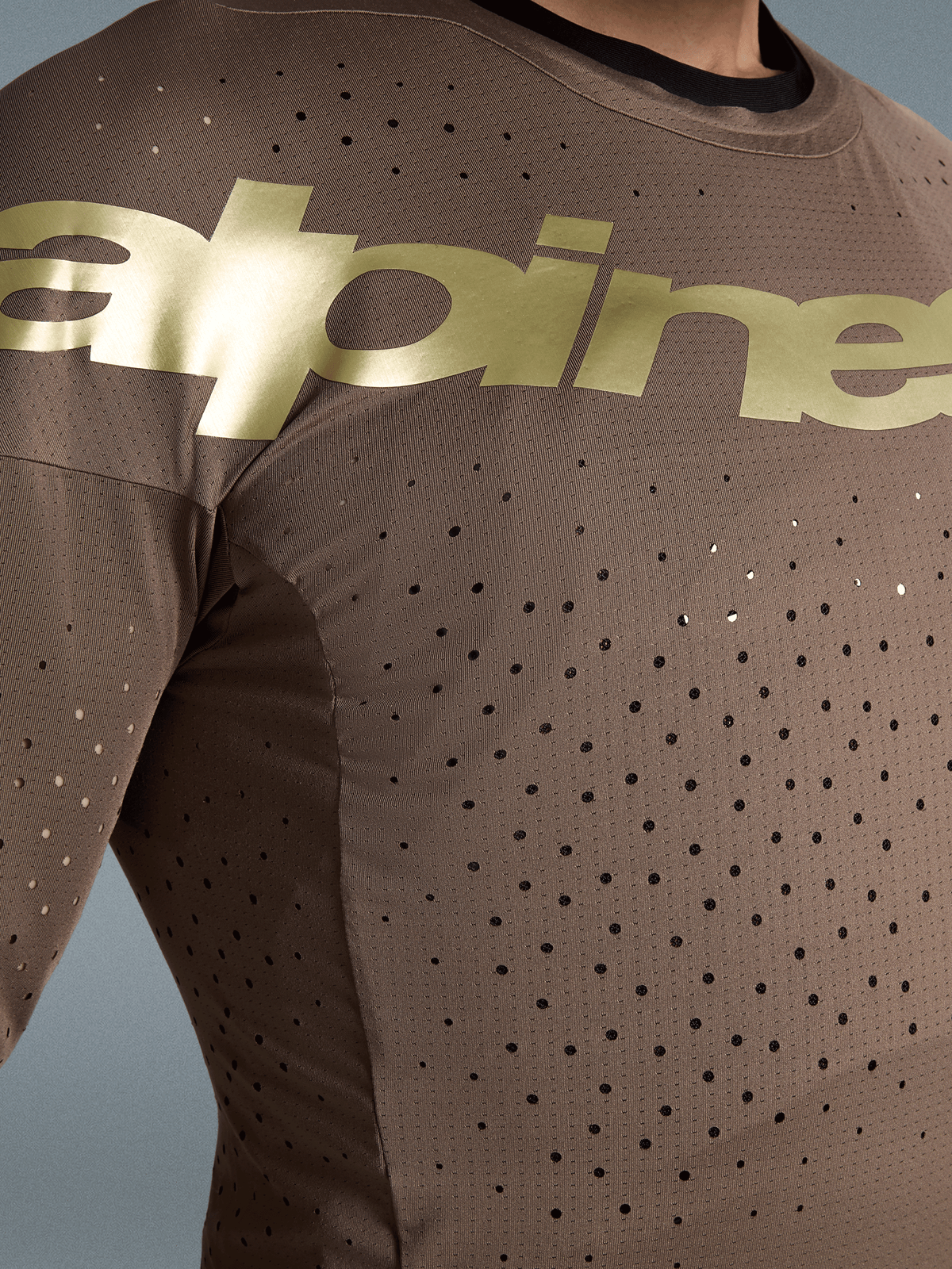 Alpinestars Limited Edition Supertech Air Gold Trikot in Braun und Gold mit lasergeschnittenen Belüftungsöffnungen für Motocross.