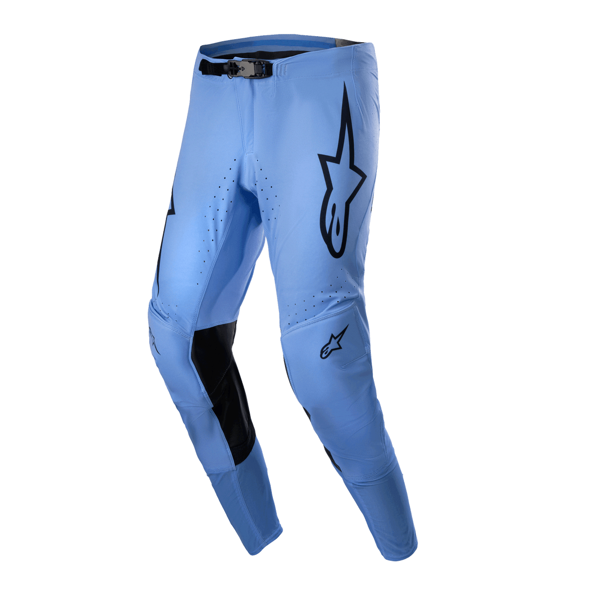 Alpinestars 2024 Supertech Dade Pants, pantalon de motocross, bleu clair, avec logos étoilés noirs sur les cuisses, renforts intérieurs noirs aux genoux, perforations de ventilation et coupe athlétique pour la performance tout-terrain