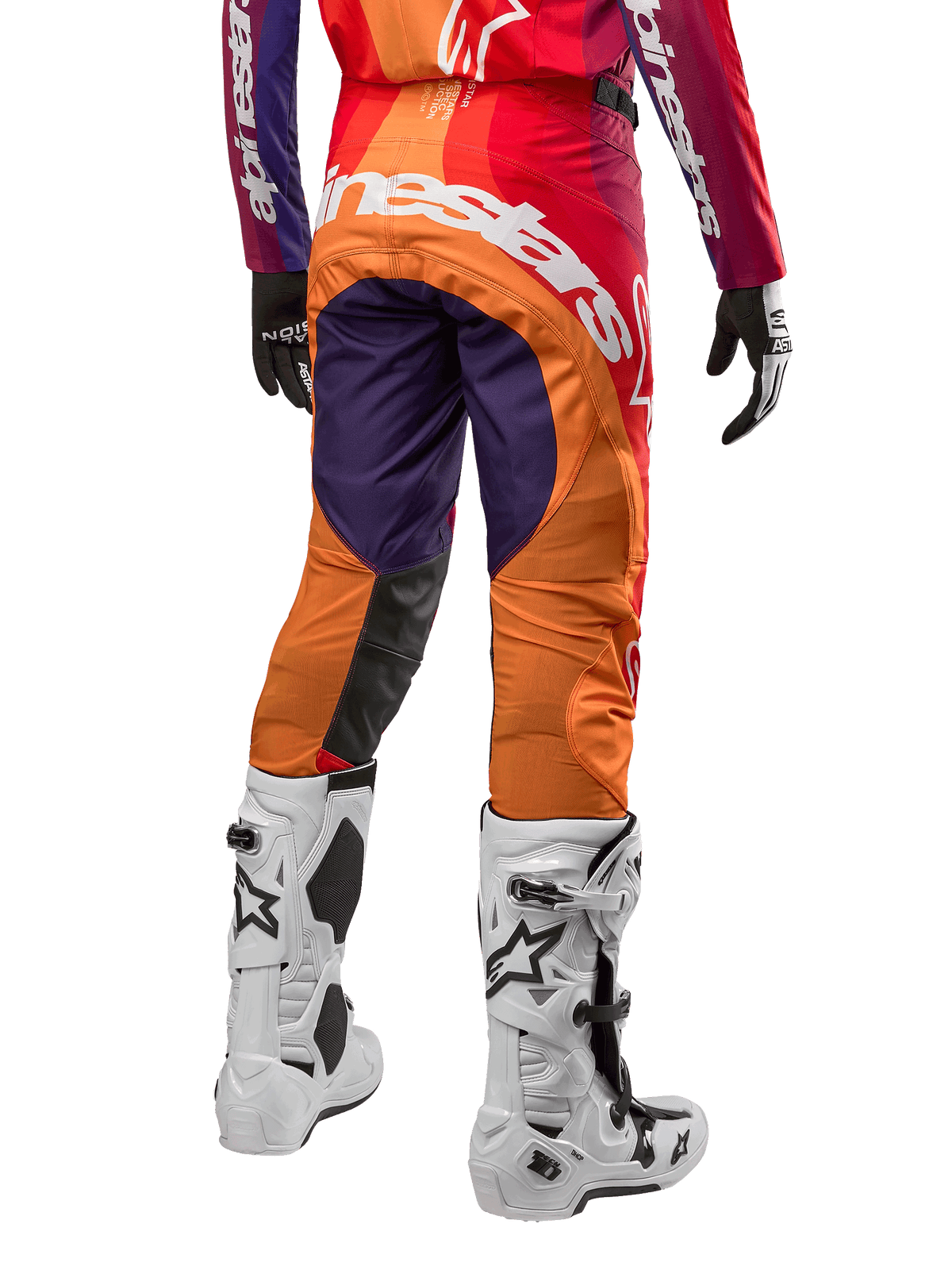Alpinestars 2024 Techstar Pneuma Hose, Motocross-Hose, Dunkellila, Orange und Dunkelblau, Rückansicht der strapazierfähigen Schutzausrüstung, kombiniert mit weißen Tech 10 Stiefeln, hochleistungsfähige Offroad-Bekleidung