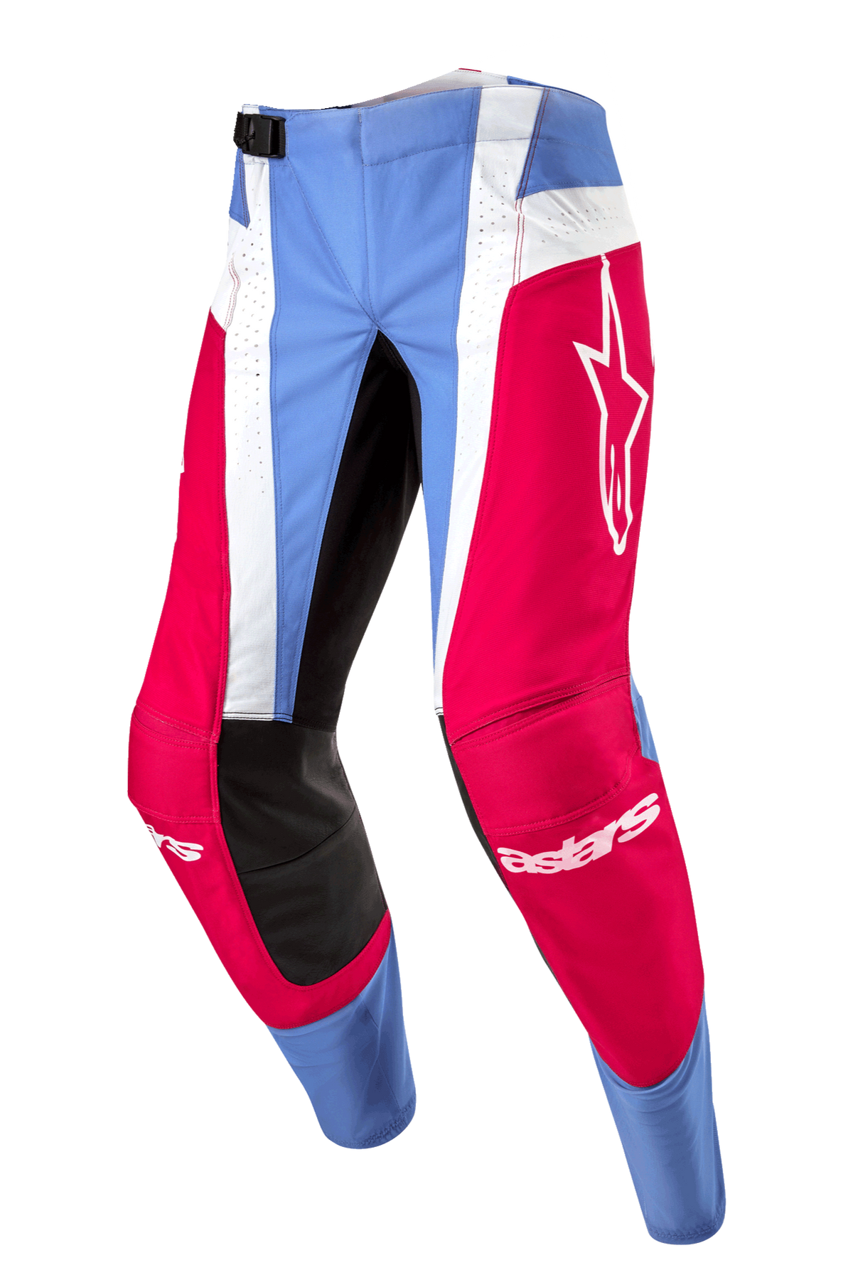 Alpinestars 2024 Techstar Ocuri Pants, pantalon de motocross, bleu clair, rouge Mars et blanc, avec des panneaux rouges vifs et un logo étoile blanc, des renforts noirs à l'intérieur des genoux et des bandes verticales blanches perforées pour la circulation de l'air