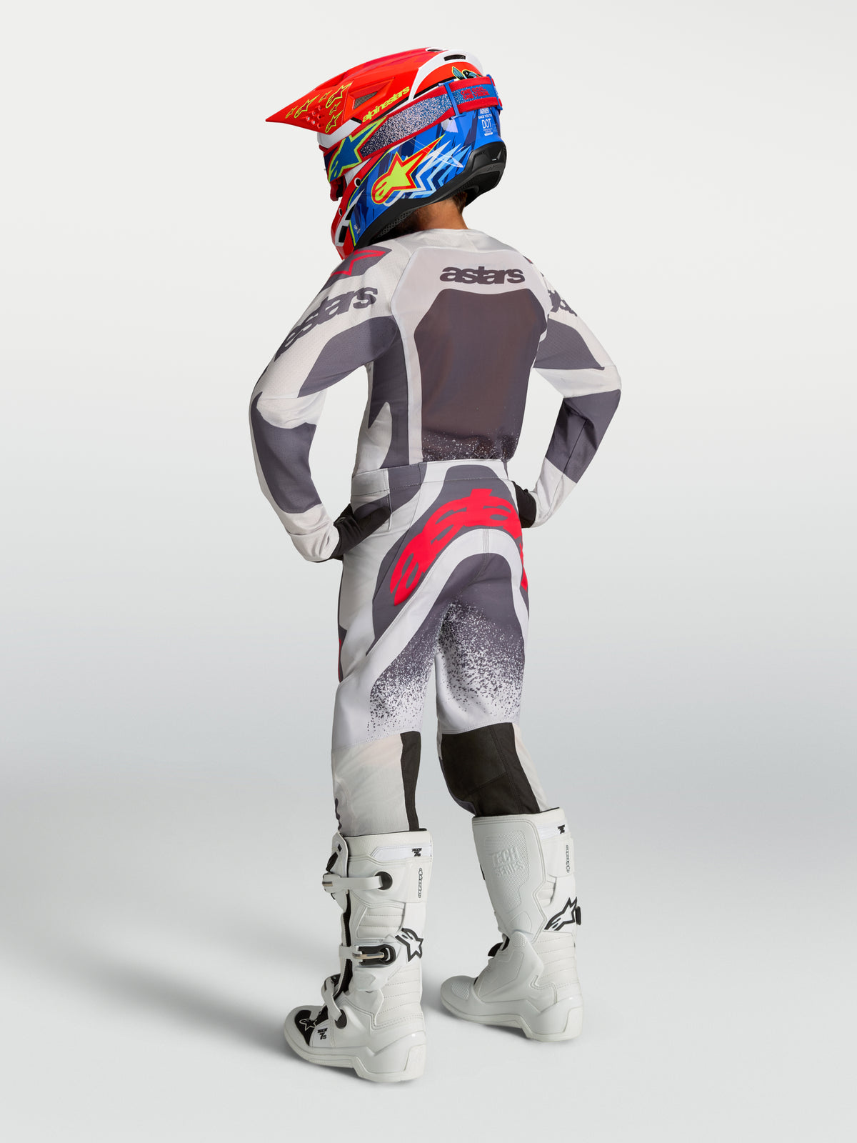 Alpinestars pantalon Supertech Swan Junior, équipement de motocross gris et rouge, vue de dos, coupe athlétique durable.