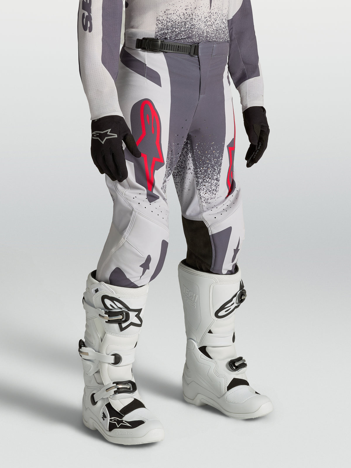 Pantalon Alpinestars Supertech Swan Junior, pantalon de motocross gris et lilas avec accents rouge fluo, coupe athlétique.