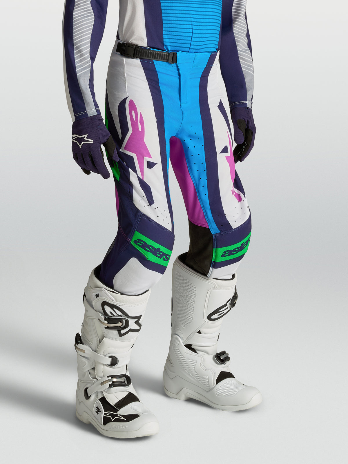 Alpinestars jeugd Supertech Maven broek, witte en blauwe motocrossbroek met paarse details en een atletische pasvorm.
