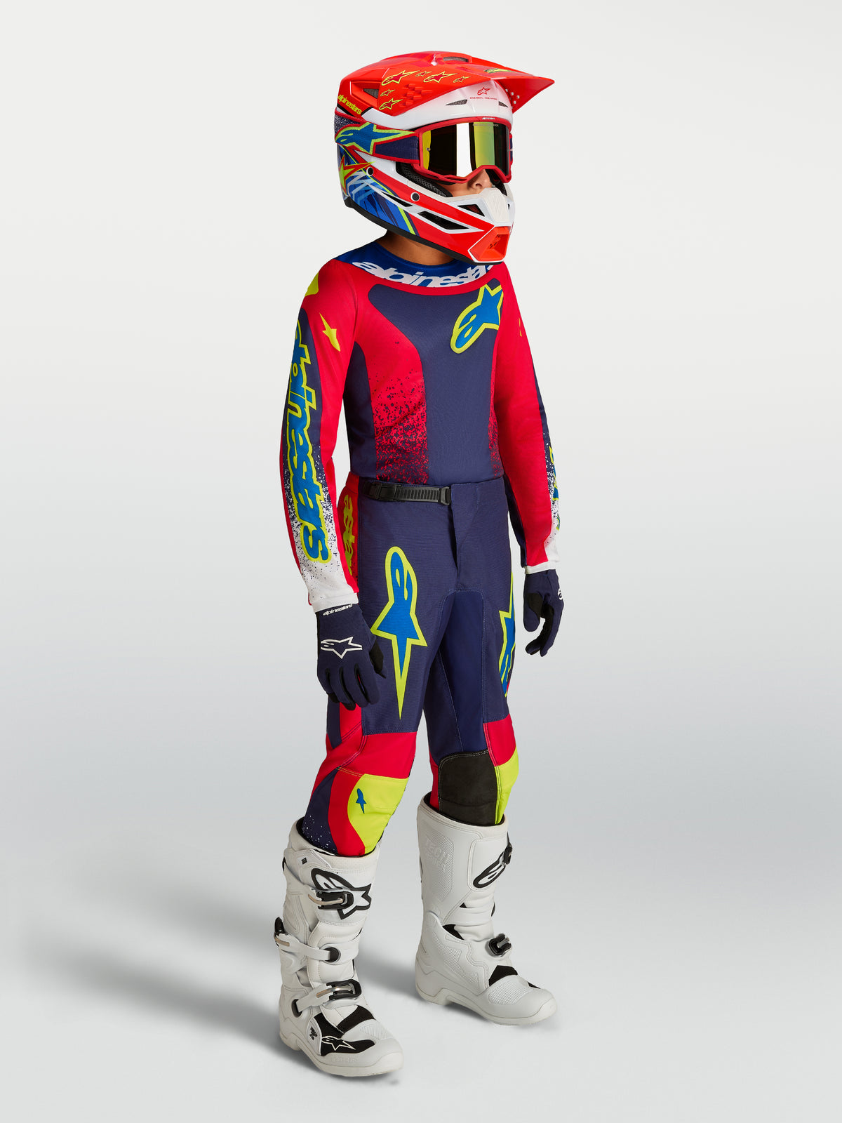 Alpinestars pantalon Fluid Drag Junior 2027, pantalon de motocross bleu marine et rouge, porté avec une tenue complète