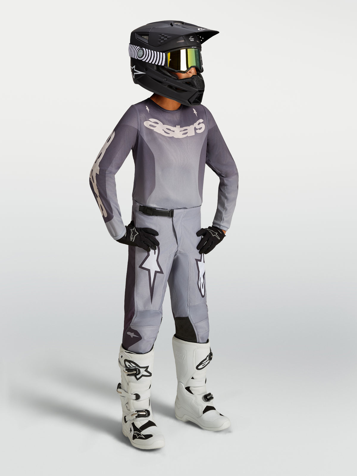 Pantalon Alpinestars Fluid Amber Junior, pantalon de motocross gris et sable, avec étoiles blanches et coupe sportive préformée