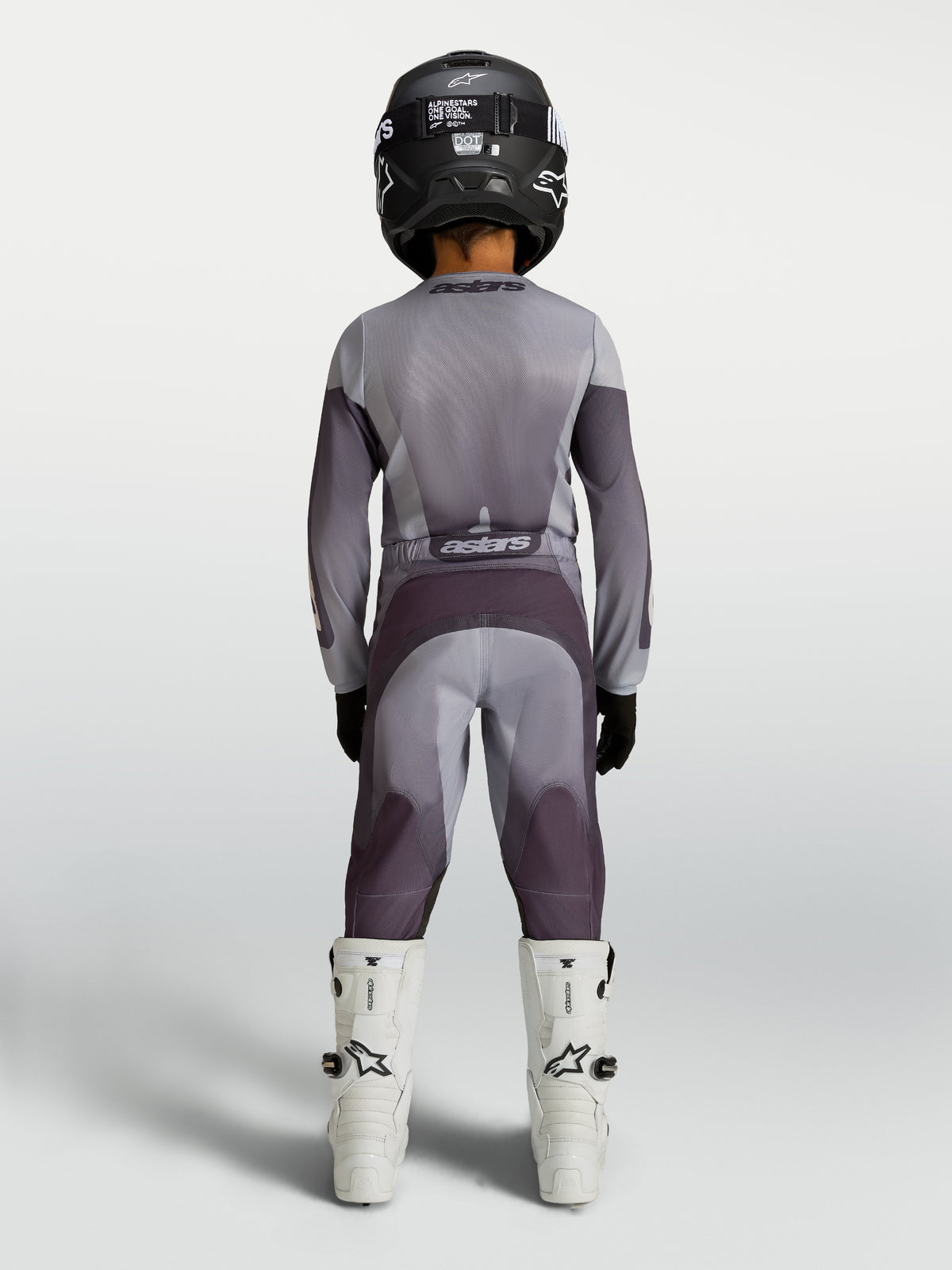 Alpinestars Pantalon Fluid Amber Junior, pantalon de motocross pour enfant, sable et gris, vue de dos sur un pilote.
