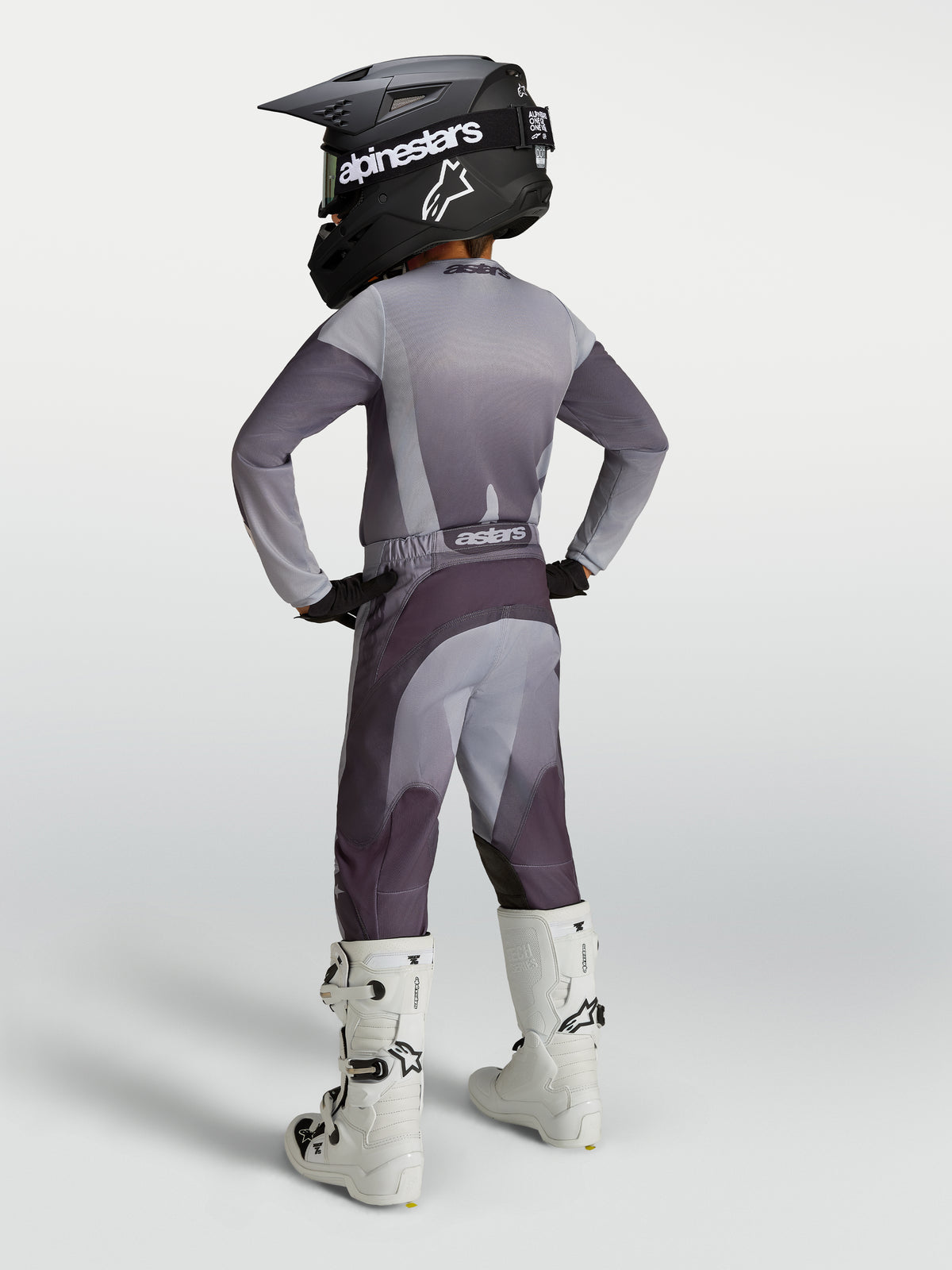 Pantalon Alpinestars Fluid Amber Junior, coupe sportive motocross, gris et pourpre, avec bottes de moto blanches
