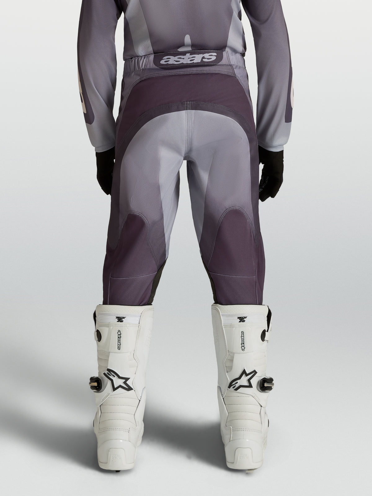 Alpinestars Fluid Amber Junior, pantalon de motocross pour enfant, gris et sable, assise renforcée et panneaux extensibles ergonomiques, vue de dos sur mannequin