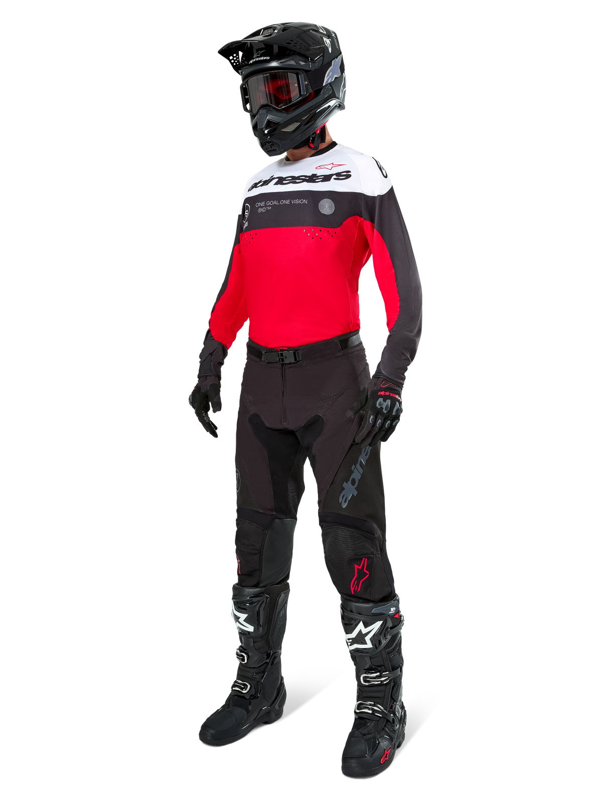Alpinestars Pro-Dura Jersey, Motocross- und Enduro-Jersey, Schwarz, Bright Red und Weiß, getragen mit schwarzer Hose, schwarzem Helm und schwarz-weißen Stiefeln, mit markantem Branding auf der Brust und Laserperforationen, Hochleistungsausrüstung für Offroad-Fahrten