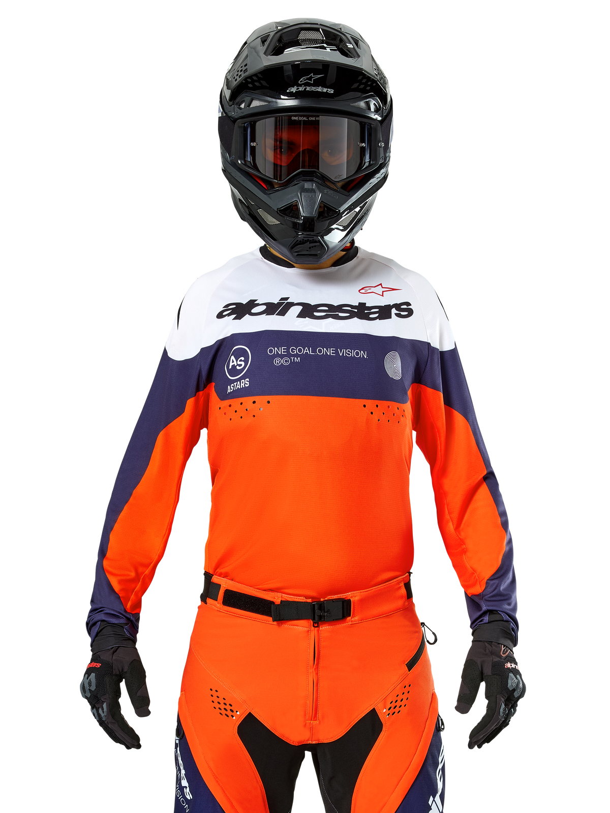 Alpinestars Pro-Dura Jersey, motorcross shirt, marineblauw, fel oranje en wit, gedragen met een zwarte helm en handschoenen, voorzien van lasergeperforeerde ventilatiezones, opvallende branding en 'ONE GOAL. ONE VISION.' graphic op de borst