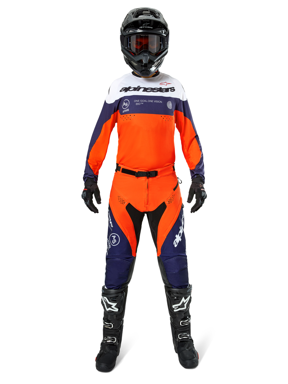 Motorcrossrijder in volledige Alpinestars Pro-Dura uitrusting, navy, feloranje en wit jersey, bijpassende oranje en navy broek, zwarte motorcrosslaarzen met witte logo's, zwarte helm en handschoenen, gecoördineerde outfit voor off-road racen