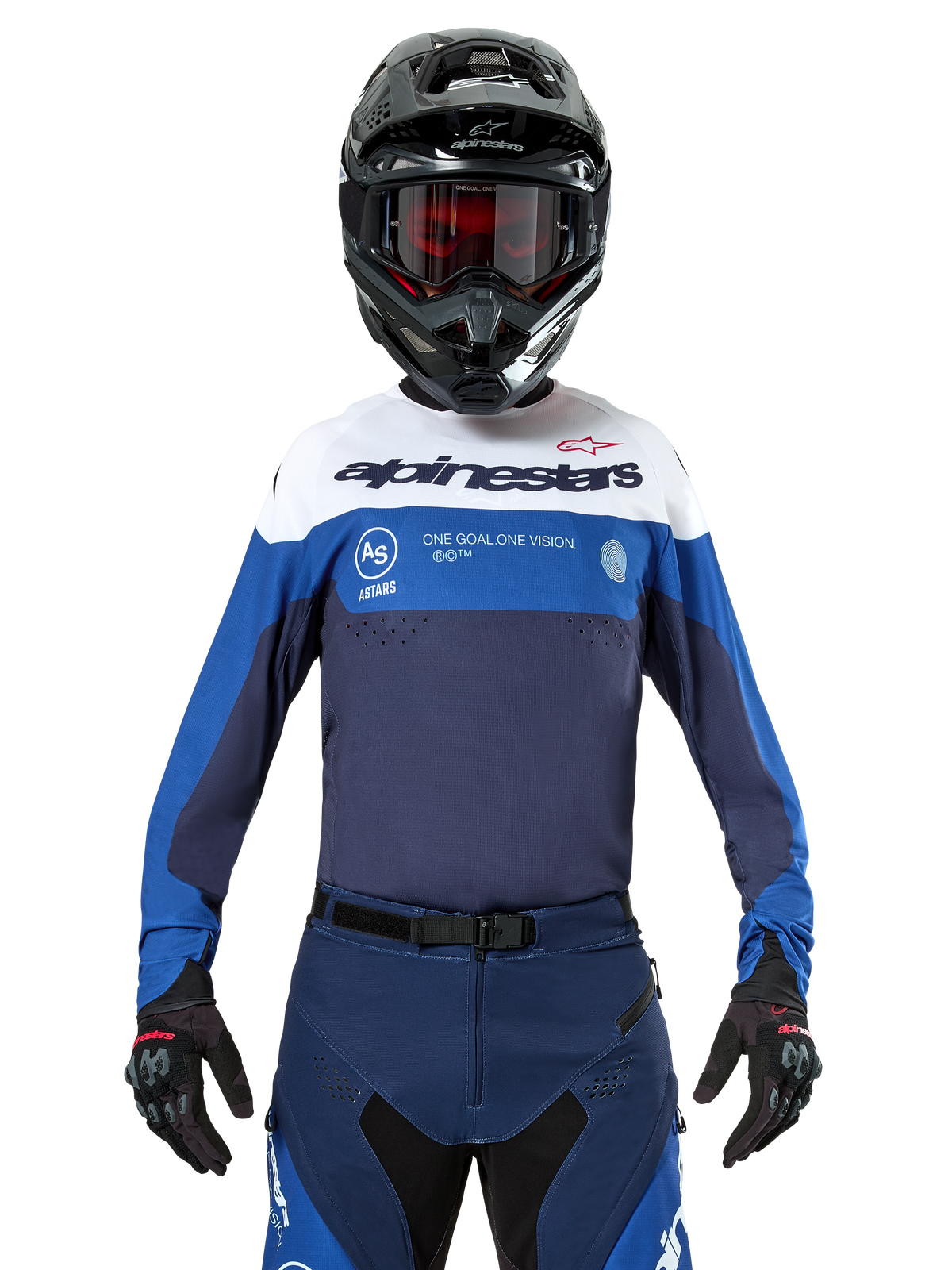 Maillot Alpinestars Pro-Dura, maillot de motocross et d'enduro, bleu marine, bleu vif et blanc, porté avec un pantalon bleu marine assorti, des gants noirs et un casque noir, avec logos sur la poitrine et ventilations découpées au laser pour la course de moto tout-terrain