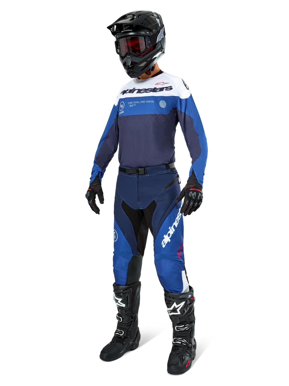 Pilote de motocross portant une tenue de course complète, maillot Pro-Dura en bleu marine, bleu éclatant et blanc, pantalon bleu et marine assorti, casque noir avec lunettes rouges, bottes noires avec détails blancs et gants noirs, tenue coordonnée pour l'enduro et le tout-terrain