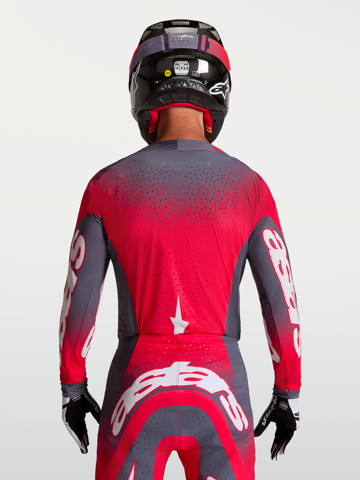 Alpinestars Supertech Hiten AFD Jersey, heren motocrossjersey, grijs en fluorescerend rood, ademende stretch mesh met lasergesneden ventilatie, achteraanzicht op model.