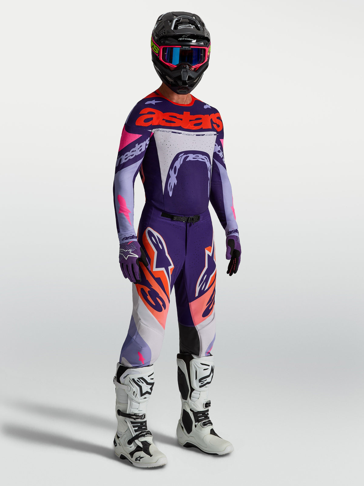 Ensemble Alpinestars Supertech Dyna, tenue de motocross pour homme, violet et rose fluo, coupe athlétique et respirante.