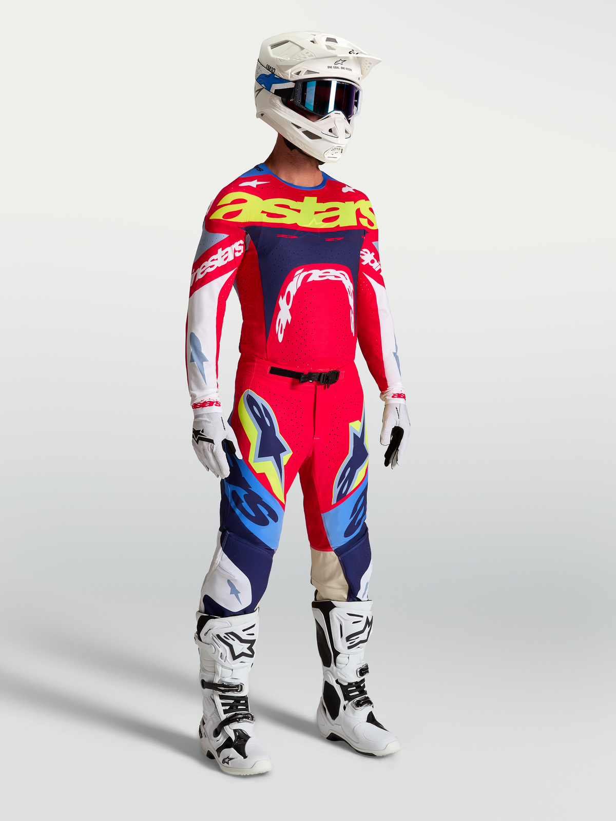 Alpinestars Supertech Dyna jersey en gear set in vuurrood en donkerblauw, professionele motorcross-race-uitrusting.