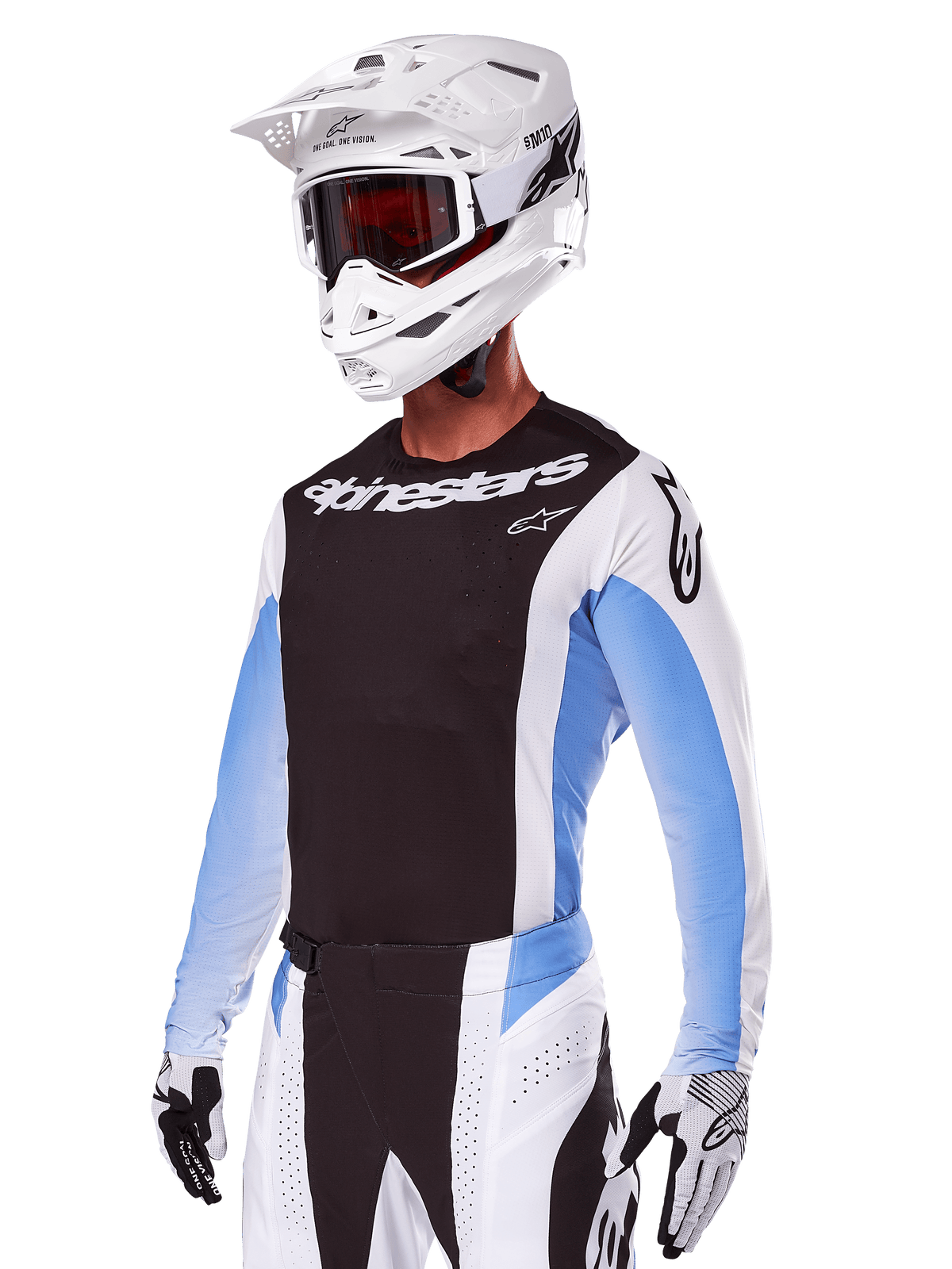Motocross-Fahrer im Alpinestars 2025 Techstar Melt Gear Set, Weiß mit schwarzen und hellblauen Akzenten, Trikot mit schwarzer Brust und weißen Ärmeln, passender weiß-schwarzer Hose, weißem SM10 Helm mit Schutzbrille und schwarz-weißen Handschuhen, komplette professionelle Offroad-Rennausrüstung