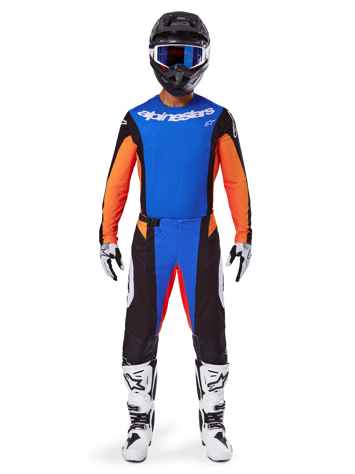 Alpinestars 2025 Techstar Melt Gear Set, Motocross-Fahrer in orange-blauem Trikot mit schwarzen Akzenten, passender Hose, schwarzem Helm mit blauer Brille, weiß-schwarzen Stiefeln, koordiniertes Outfit für professionelle Offroad-Rennen.