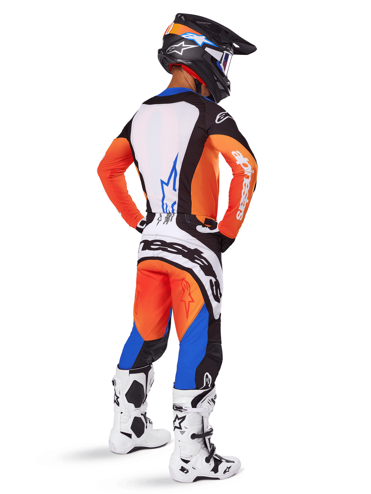 Motocross-Fahrer in Rückansicht, Alpinestars 2025 Techstar Melt Gear Set, orange-blaues Trikot mit weißem Rückenteil und blauem Stern-Logo, passende orange-blaue Hose mit weißem Alpinestars-Branding, schwarzer Helm mit blauen Grafiken, weiße Motocross-Stiefel, abgestimmtes Offroad-Rennoutfit