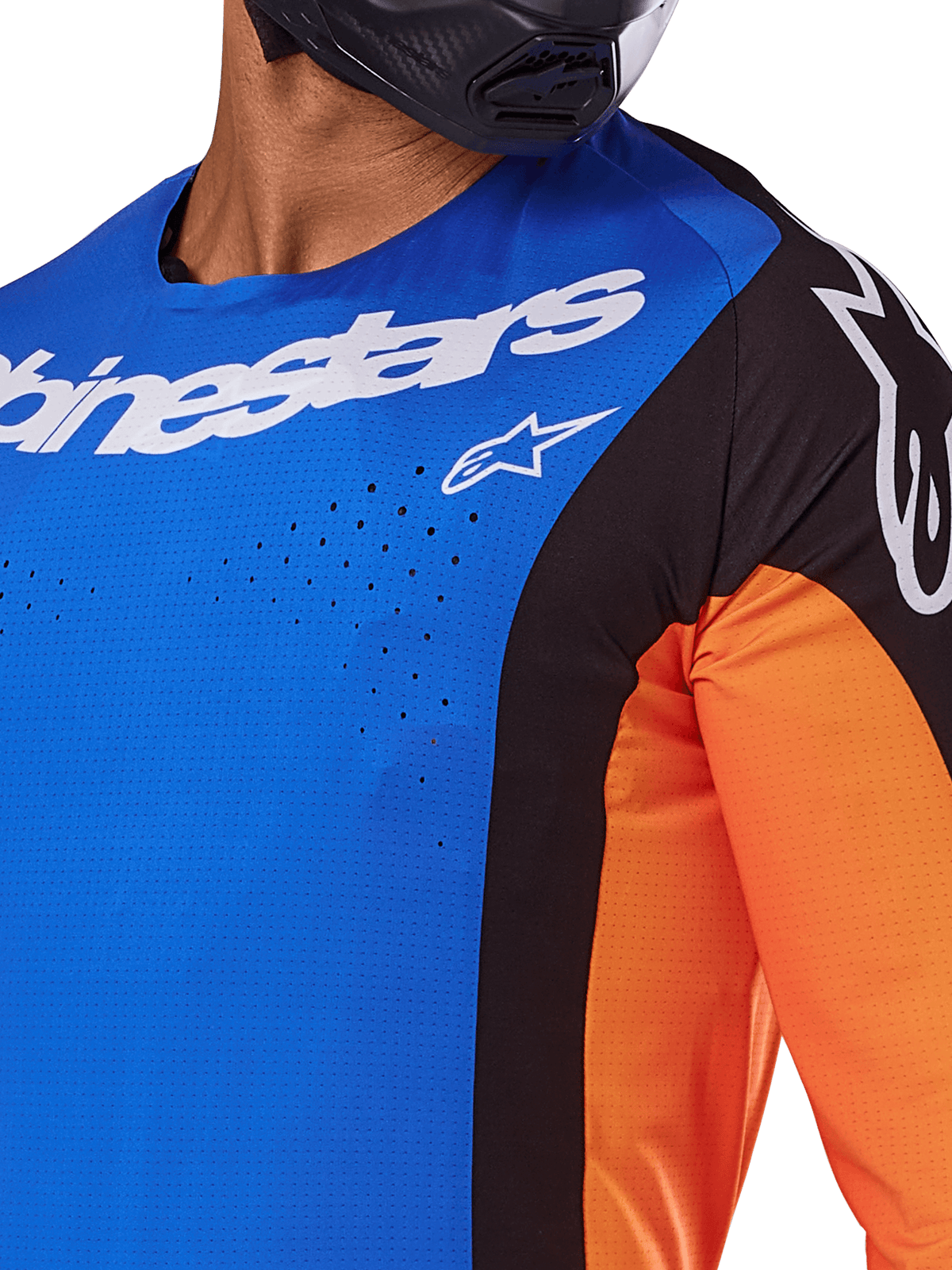 Alpinestars 2025 Techstar Melt Trikot, Motocross-Trikot, Blau und Orange mit schwarzen Einsätzen, weißes Alpinestars-Branding und sichtbare lasergeschnittene Perforationen auf der Brust, getragen von einem Fahrer mit schwarzem Helm