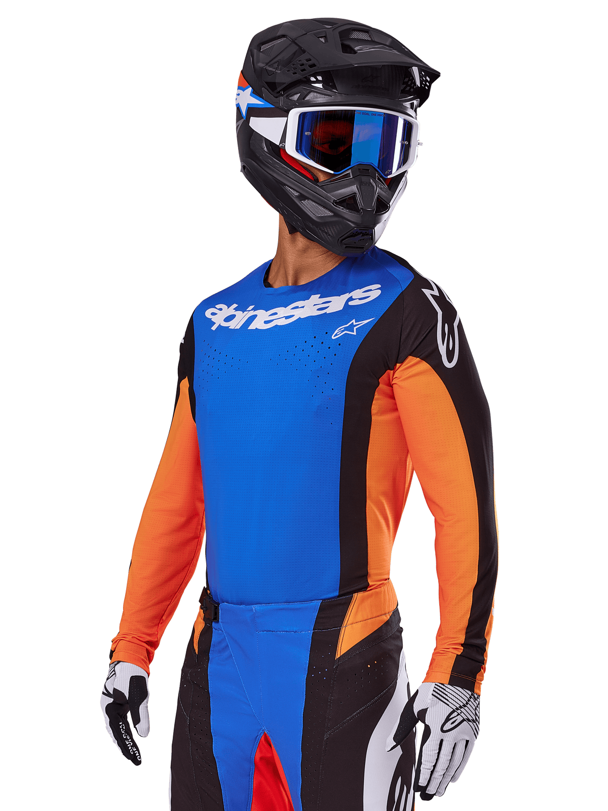 Alpinestars 2025 Techstar Melt Gear Set, Motocross-Fahrer in blauem Trikot mit orangefarbenen Ärmeln und schwarzen Seiteneinsätzen, passender blau-schwarzer Hose, schwarzer Helm mit blauer Brille, weiß-schwarze Handschuhe, sportliche Motocross-Bekleidung in Race-Passform