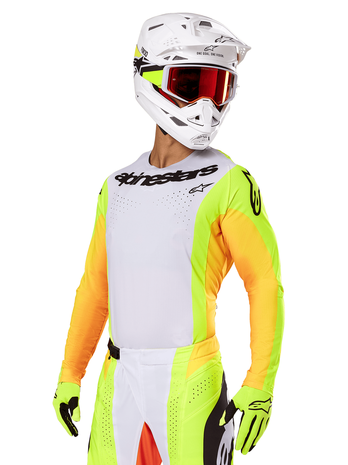 Motocross-Fahrer im Alpinestars 2025 Techstar Melt Gear Set, weißes Trikot mit leuchtend gelben und orangefarbenen Ärmeln, schwarzes 'Alpinestars'-Branding auf der Brust, passende neongelbe Handschuhe, weißer Helm mit rot getönter Brille, professionelle Offroad-Rennausrüstung