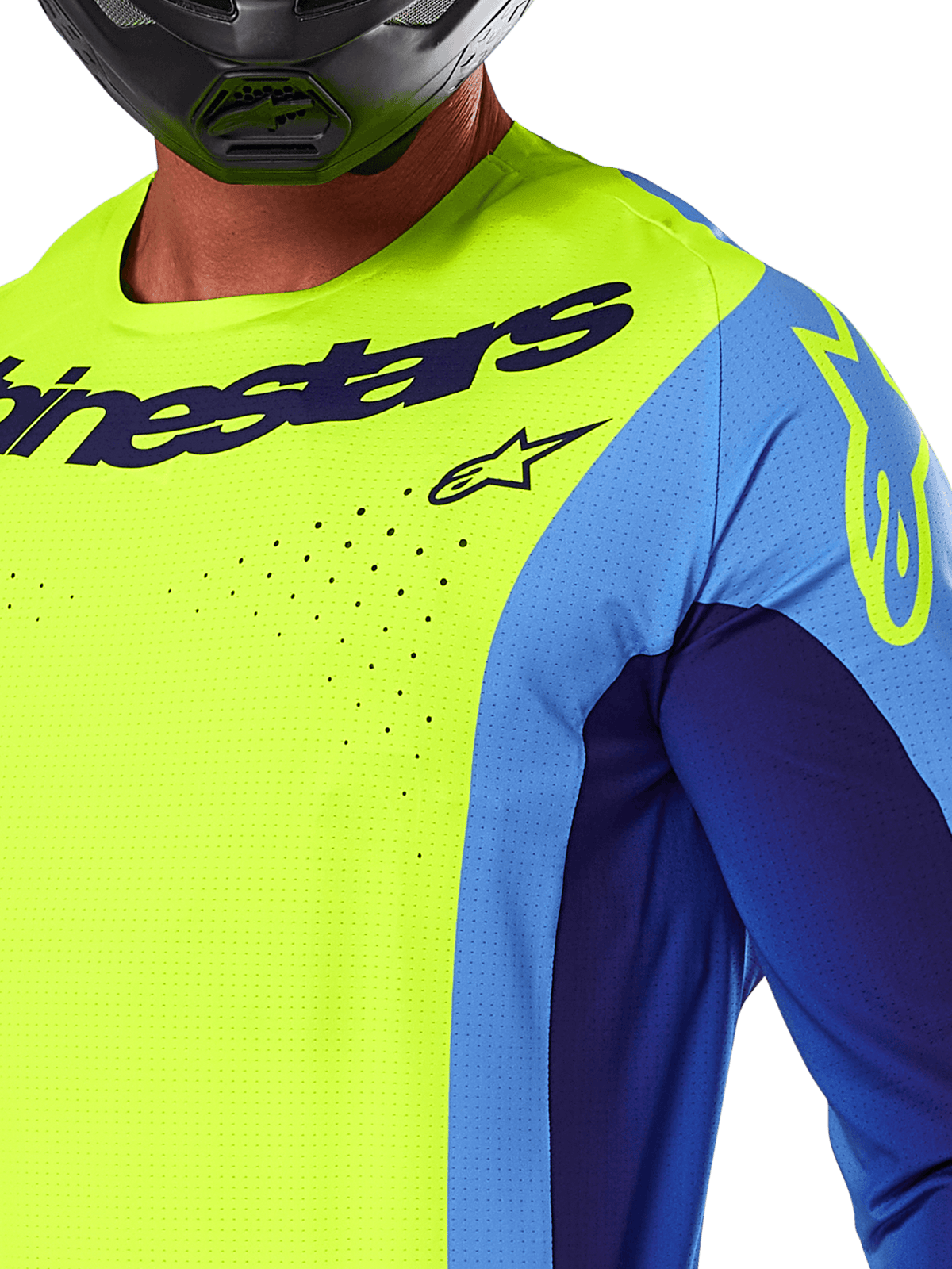Alpinestars 2025 Techstar Melt Jersey, motocross jersey, fluogeel en blauw, close-up van lasergesneden ventilatieopeningen en donkerblauwe branding, gedragen door een rijder met een zwarte helm, technische uitrusting voor off-road racen