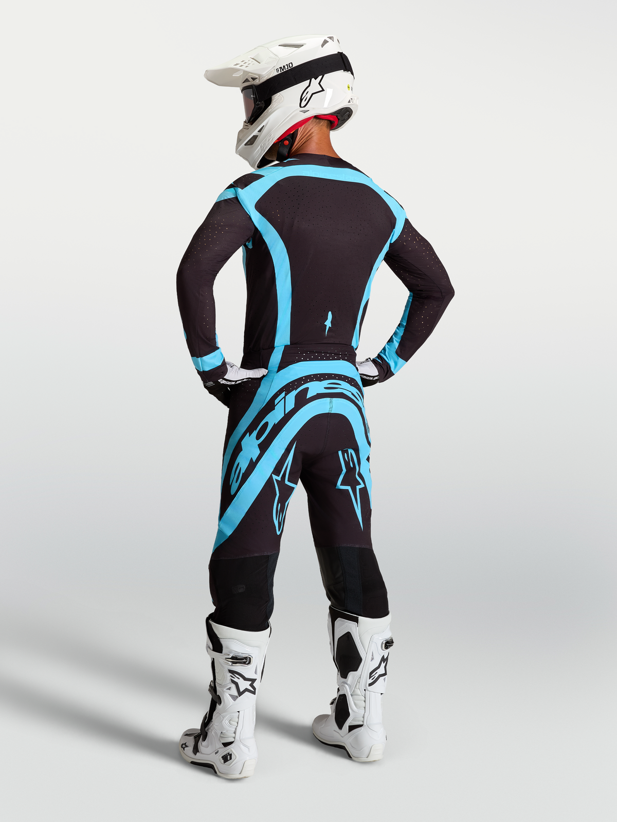 Alpinestars maillot Supertech Vesta et ensemble de motocross, noir et turquoise, tenue de racing athlétique extensible vue de dos