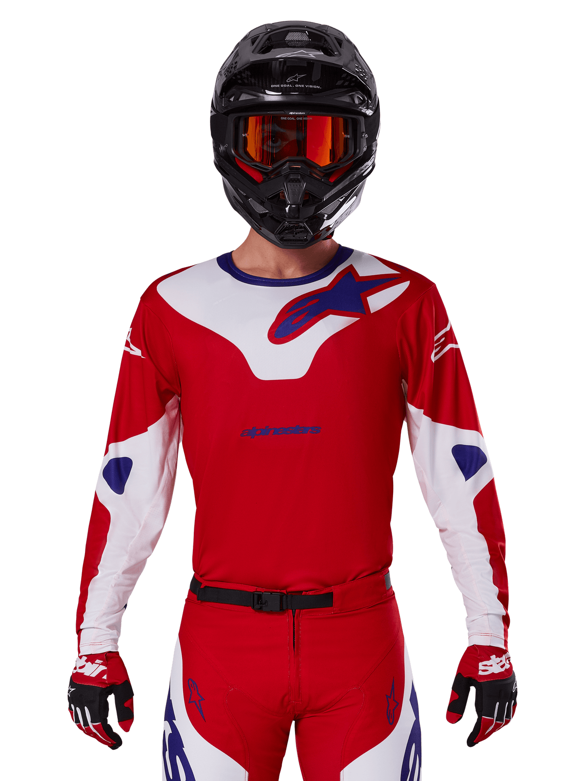 Alpinestars 2025 Racer Veil Trikot, Motocross-Trikot, Rot, Weiß und Blau, Langarm, getragen mit schwarzem Helm und orangefarbener Brille, dazu passende rote Handschuhe und Hosen, schlankes Performance-Design für Offroad-Fahrten