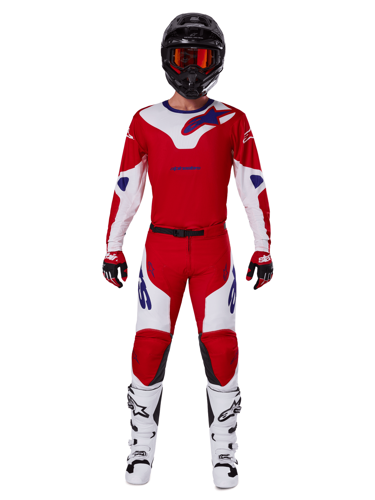 Motocross-Fahrer im Alpinestars 2025 Racer Veil Ausrüstungsset, Trikot und Hose in leuchtendem Rot und Weiß mit blauen Akzenten, schwarzer Helm mit roter Brille, weiße Stiefel und rot-schwarze Handschuhe, koordiniertes Outfit für Offroad-Rennen
