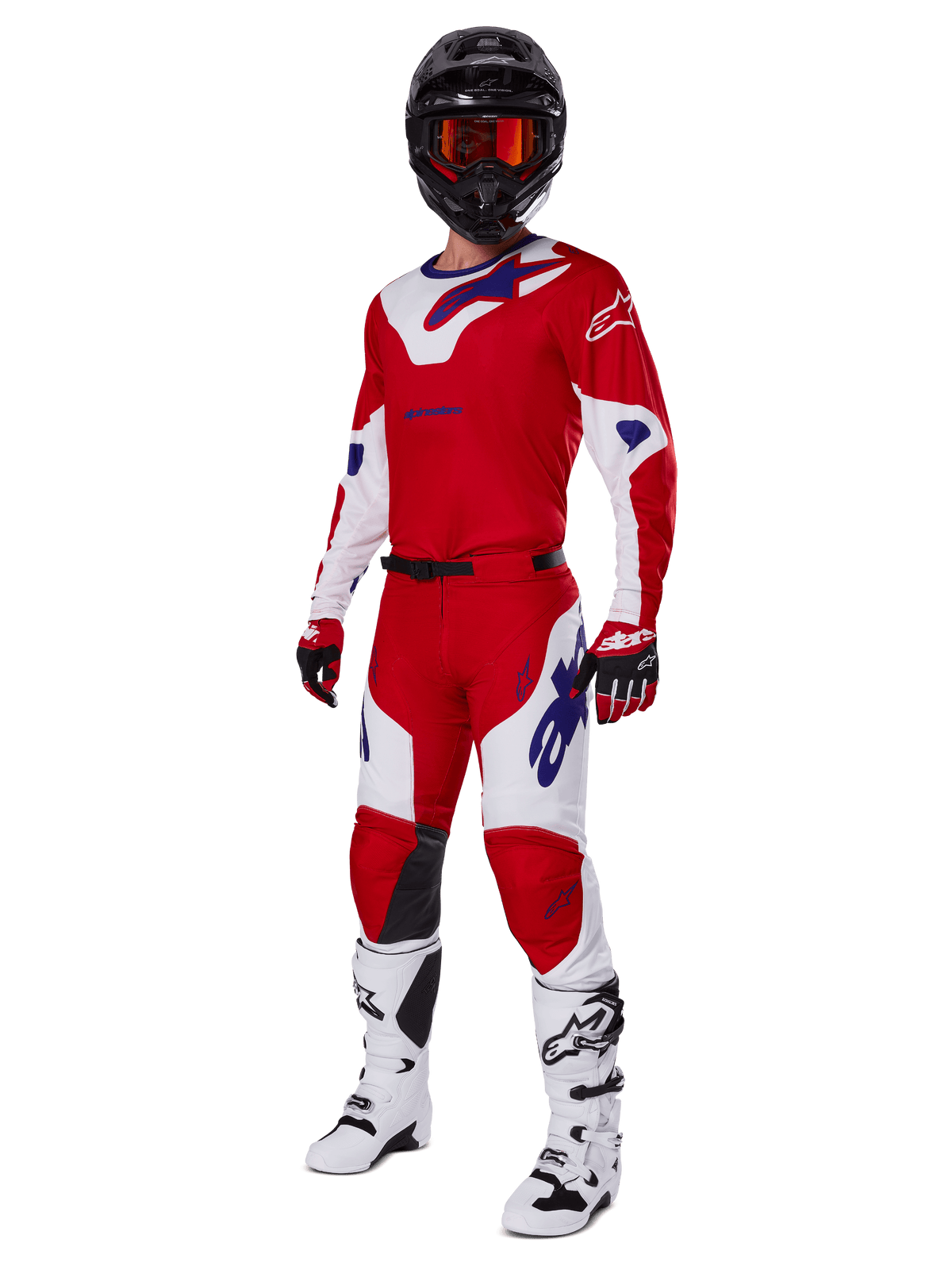 Alpinestars 2025 Racer Veil Gear Set, Motocross-Rennausrüstung, leuchtendes Rot und Weiß mit blauen Logo-Akzenten, getragen mit schwarzem Helm, roten Handschuhen und weißen Stiefeln, vollständige Schutzausrüstung für Offroad-Performance