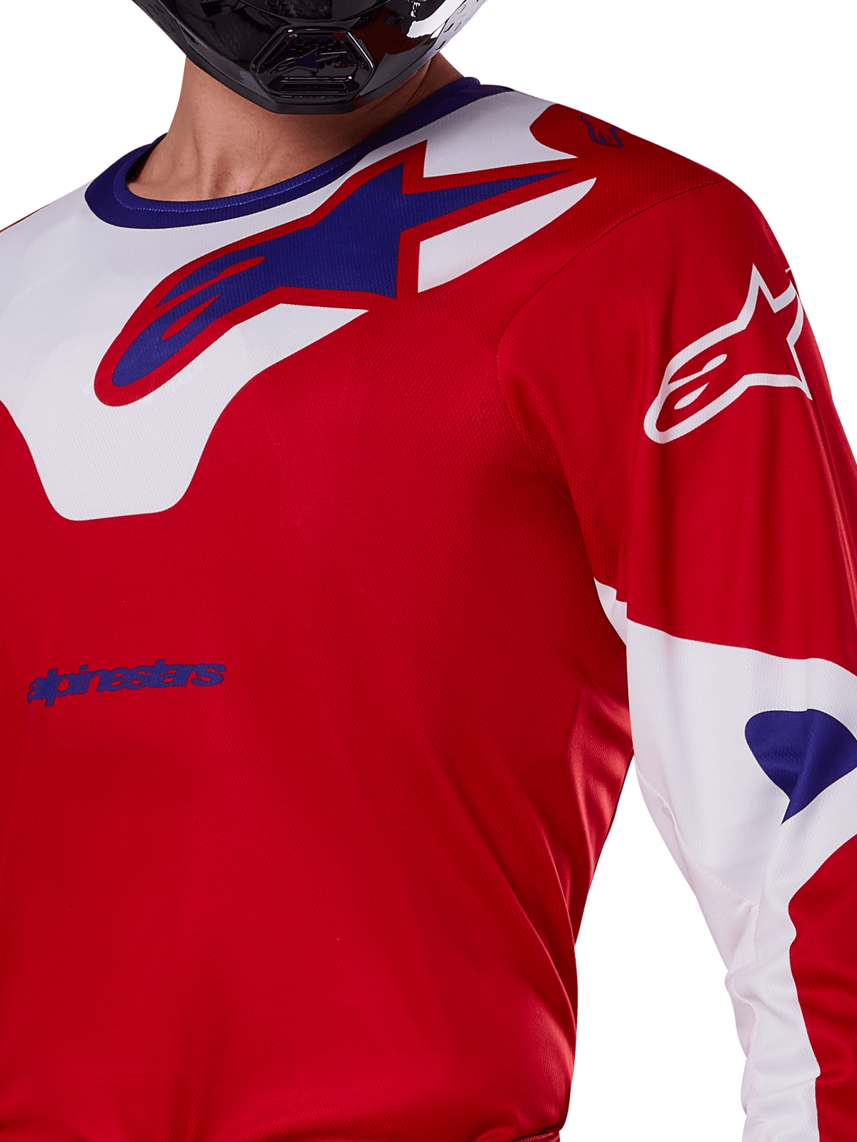 Alpinestars 2025 Racer Veil Trikot, Motocross-Trikot, Hellrot und Weiß, Nahaufnahme des Oberkörpers und Brustbereichs, blaues Alpinestars-Logo auf weißem Krageneinsatz, rote Ärmel mit weißen Akzenten, getragen mit einem schwarzen Helm, technische Offroad-Fahrbekleidung