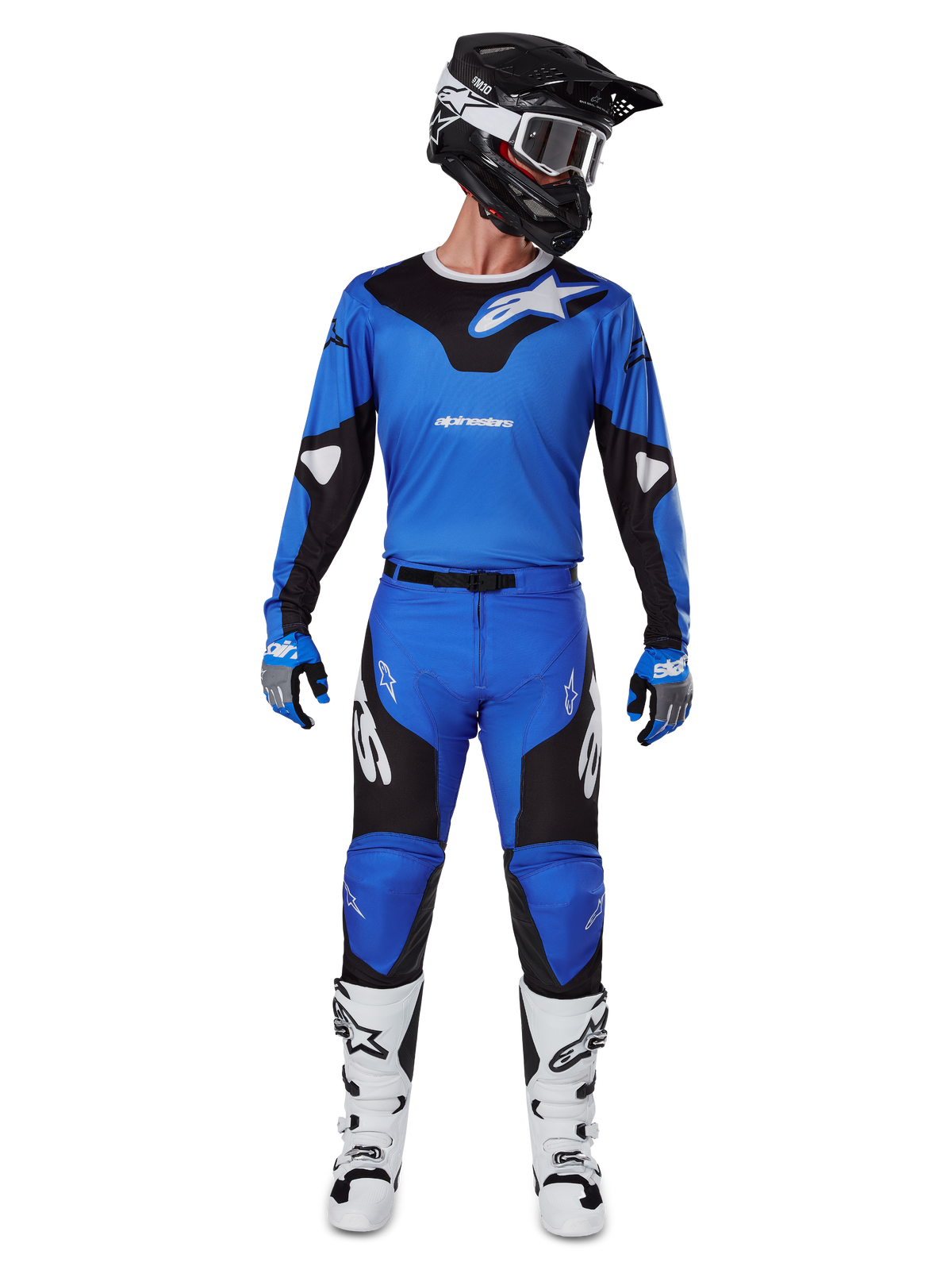 Motocross-Fahrer im Alpinestars 2025 Racer Veil Gear Set, blau-schwarzes Trikot mit passender Hose, schwarzer Helm mit weißer Brille, weiß-schwarze Stiefel, abgestimmtes Rennoutfit für Offroad-Motocross.
