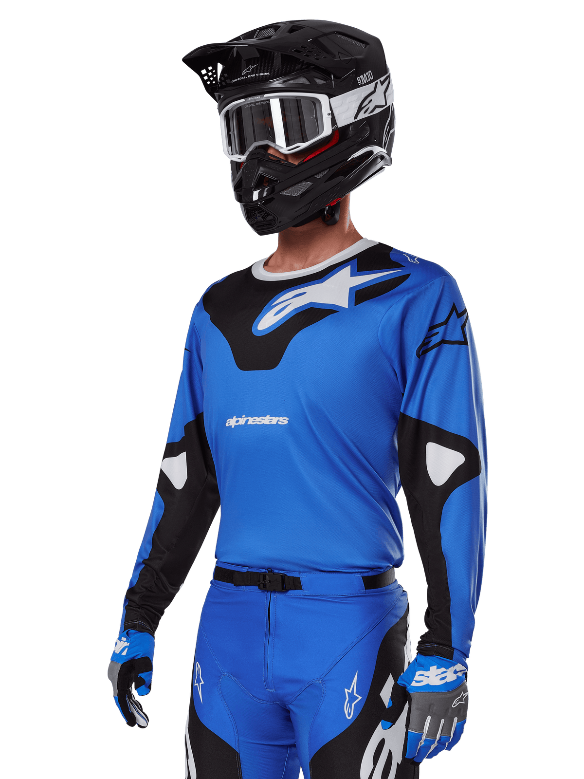 Alpinestars 2025 Racer Veil Ausrüstungsset, blaues Motocross-Trikot mit schwarz-weißen Grafiken, getragen mit passender Hose, schwarzem Helm, weißer Brille und blauen Handschuhen, technische Bekleidung für den Offroad-Rennsport