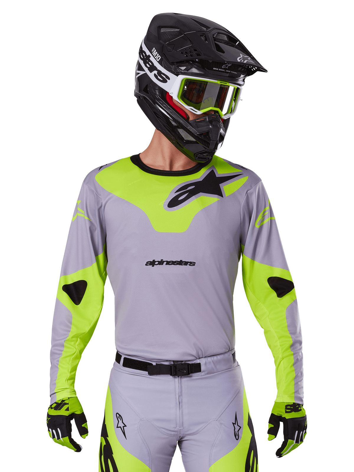 Alpinestars 2025 Racer Veil Jersey, Motocross-Trikot, Grau und Neongelb, langärmliges Design mit schwarzen Alpinestars-Logos, gezeigt als Teil eines kompletten Rennausrüstungs-Sets mit passender Hose, schwarzem Helm und Handschuhen