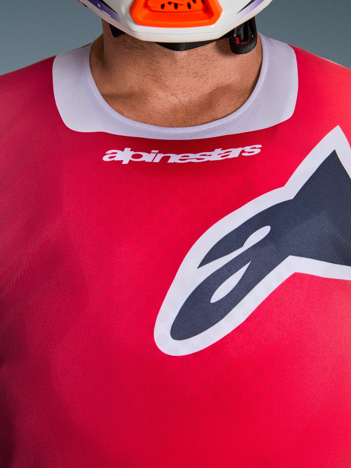 Alpinestars 2026 Racer Portl Trikot, Nahaufnahme des Brust- und Kragenbereichs, Rot mit hellgrauem Kragenbesatz, weißer Alpinestars-Schriftzug und großes Astars-Logo, feuchtigkeitsableitende technische Gewebestruktur