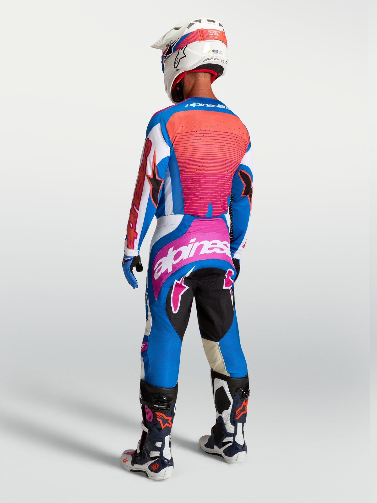 Alpinestars maillot Techstar Maven et Gear Set, ensemble de motocross bleu et corail vif pour homme, vue de dos, équipement tout-terrain performant