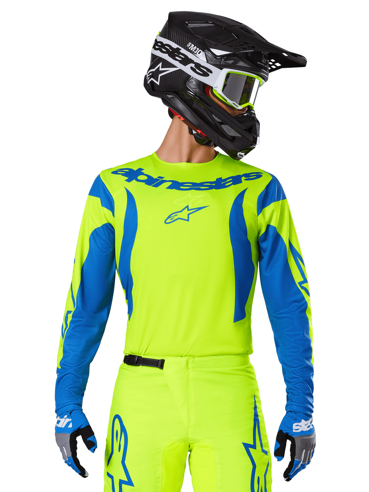 Alpinestars 2025 Fluid Haul Jersey, Motocross-Trikot, Neongelb und Blau, mit blauem Alpinestars-Branding auf der Brust, getragen mit passender Ausrüstung einschließlich eines schwarzen Helms und blauer Handschuhe, sportliche Passform für das Offroad-Fahren