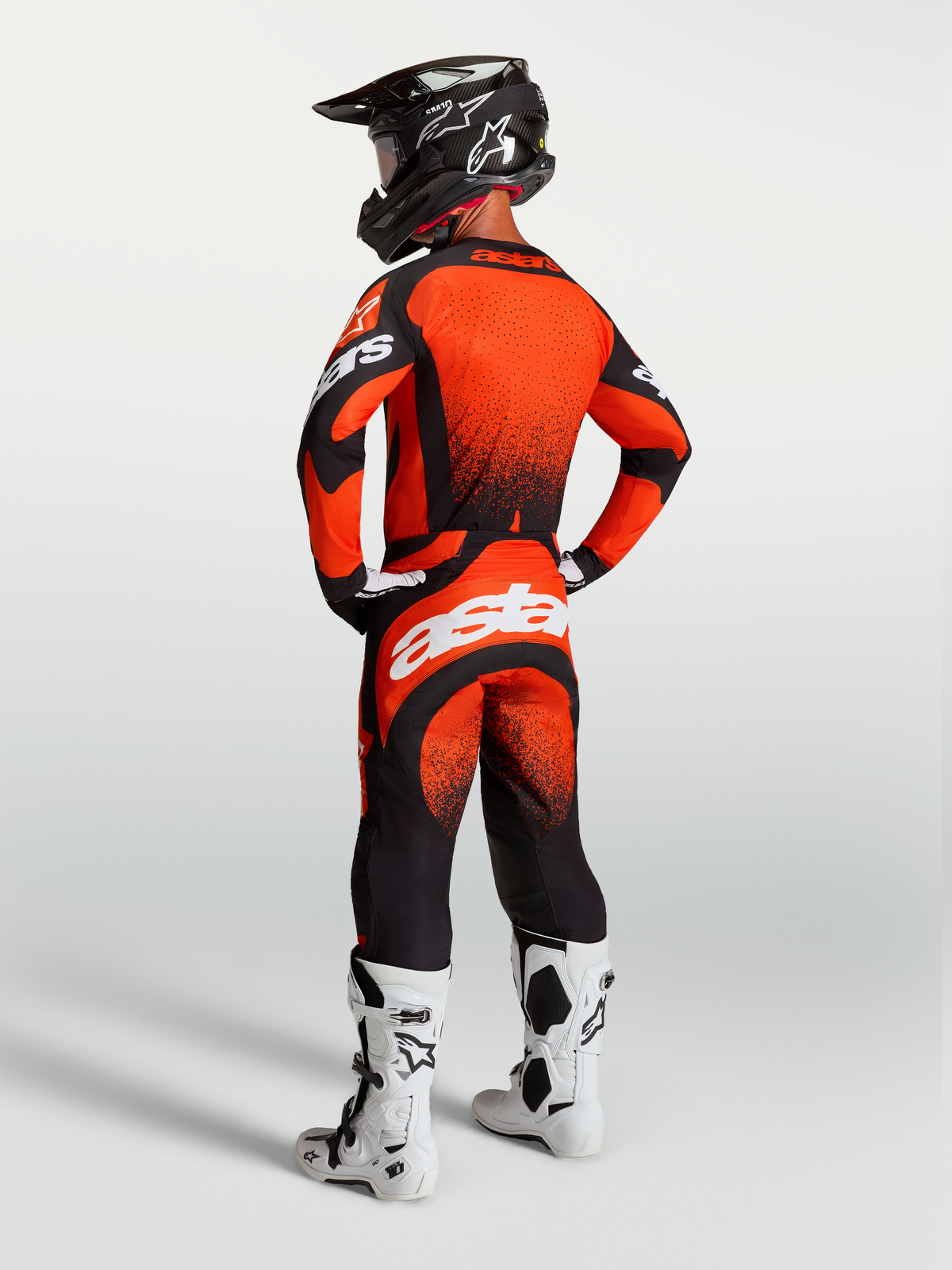 Alpinestars Maillot Techstar Swan et Techstar Swan Gear Set, ensemble de motocross rouge et noir, vue de dos pour homme.