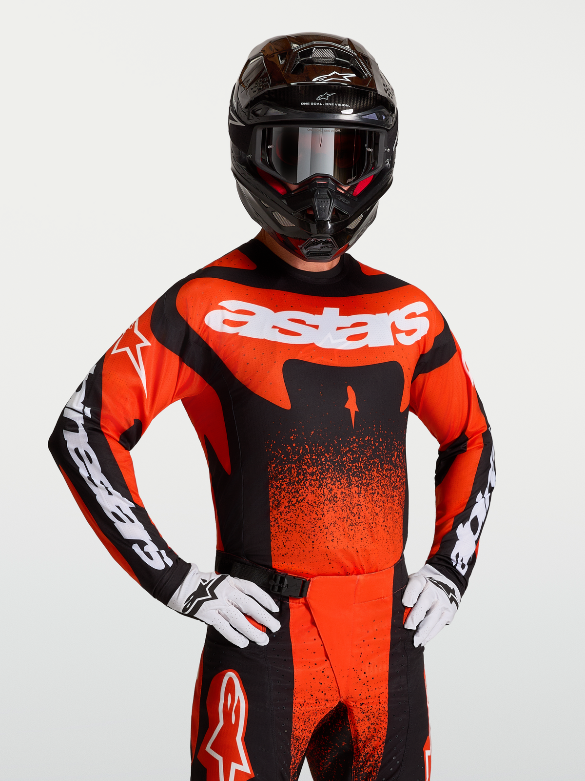 Alpinestars Techstar Swan Trikot, Motocross-Renntrikot für Herren, Rot und Schwarz, athletische Passform, Modell trägt Helm und Handschuhe.