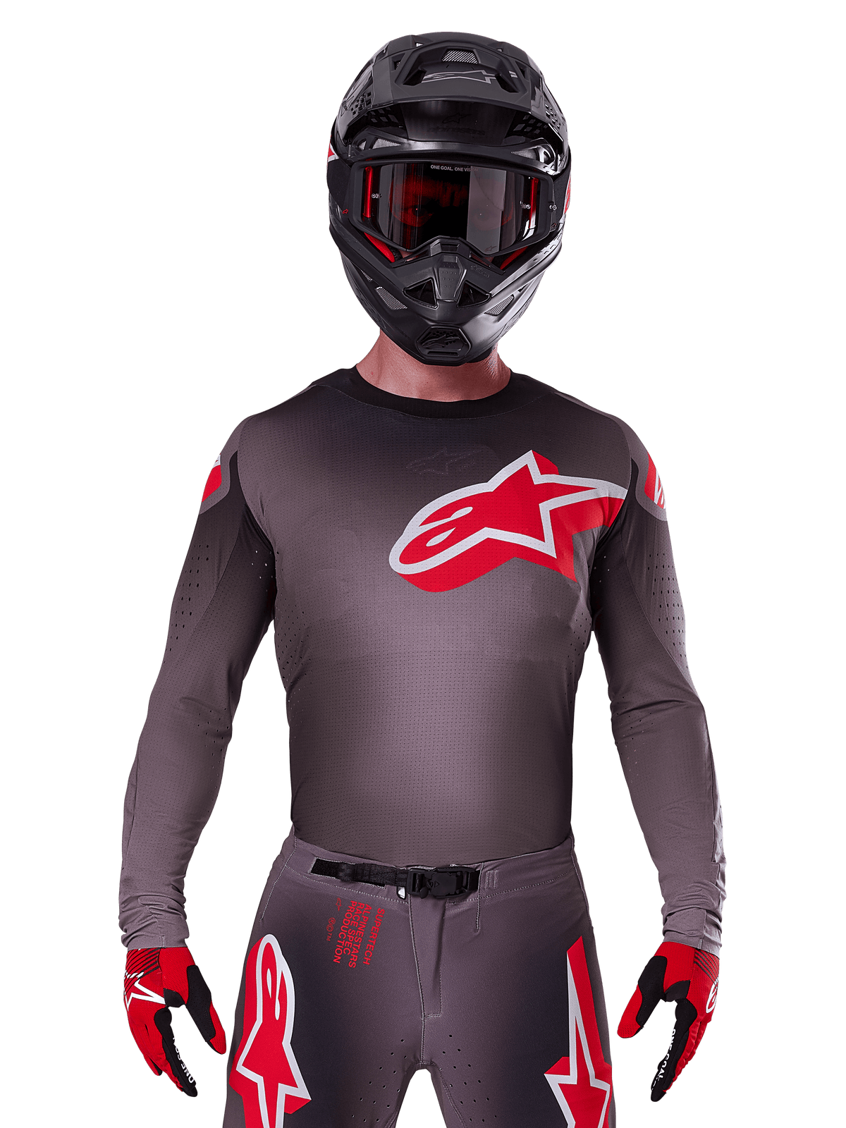 Alpinestars 2025 Supertech Lipan Jersey, motorcross jersey, smoke en rood, voorzien van een groot rood en wit logo op de borst, gedragen met een zwarte helm en rood-zwarte handschoenen, atletische racepasvorm met lasergesneden perforaties