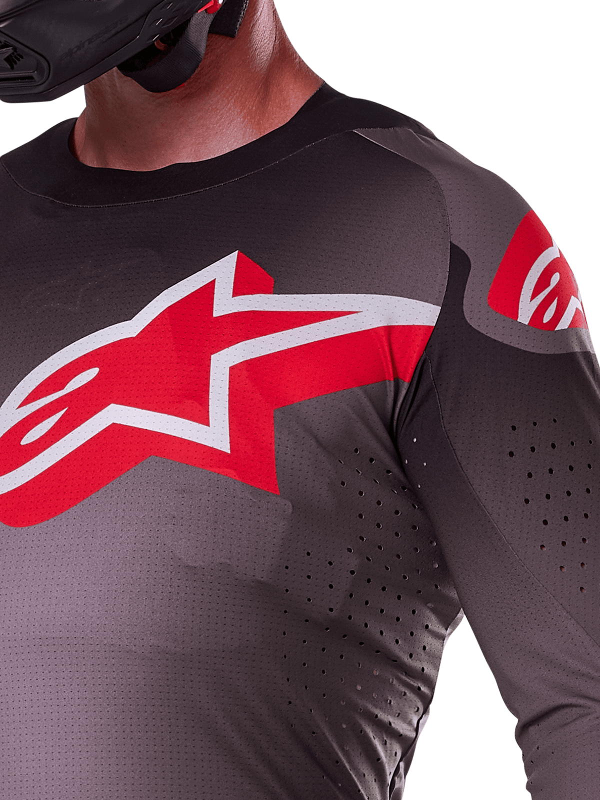 Alpinestars 2025 Supertech Lipan Jersey, Smoke Bright Red, close-up van het grote rode en witte sterlogo op de borst, lasergesneden perforaties voor ventilatie, lichtgewicht ademende stof op een rijder