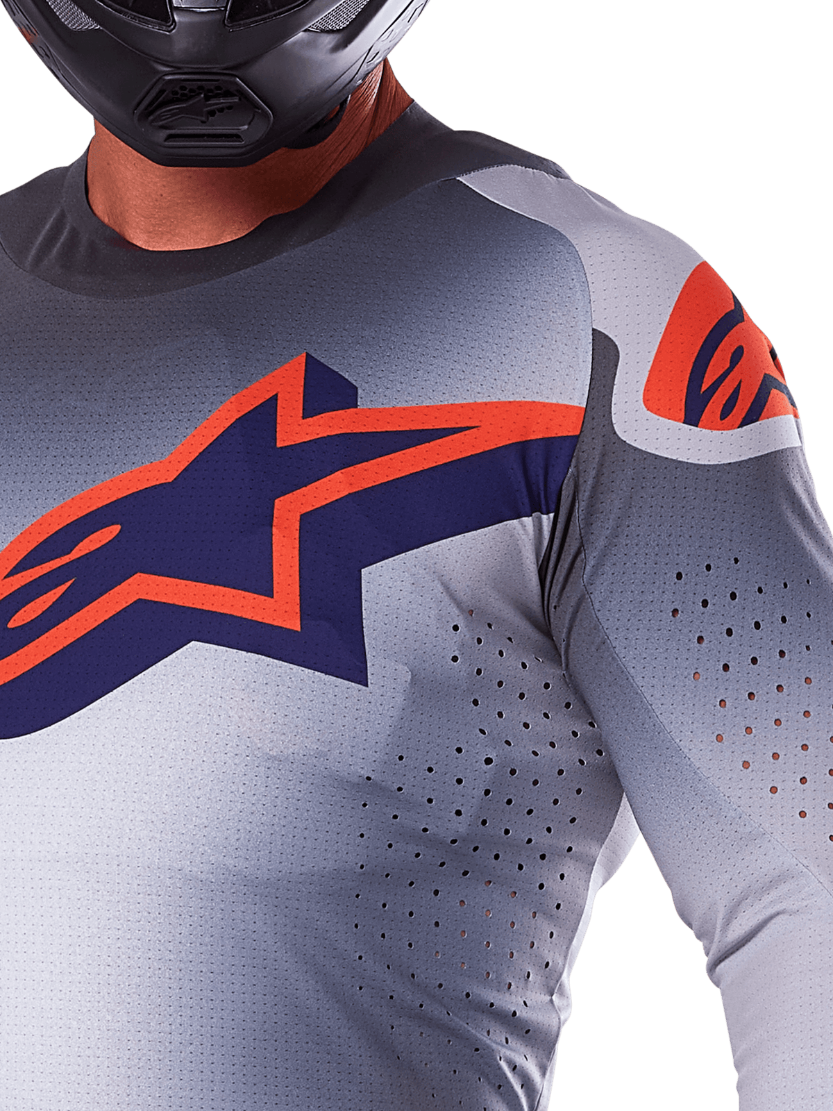 Alpinestars 2025 Supertech Lipan Trikot, Motocross-Trikot, Grau Orange Fluo, mit großem marineblauem und orangem Stern-Logo auf der Brust, lasergeschnittenen Perforationen für Luftzirkulation, leichte Mesh-Konstruktion, getragen mit einem schwarzen Helm