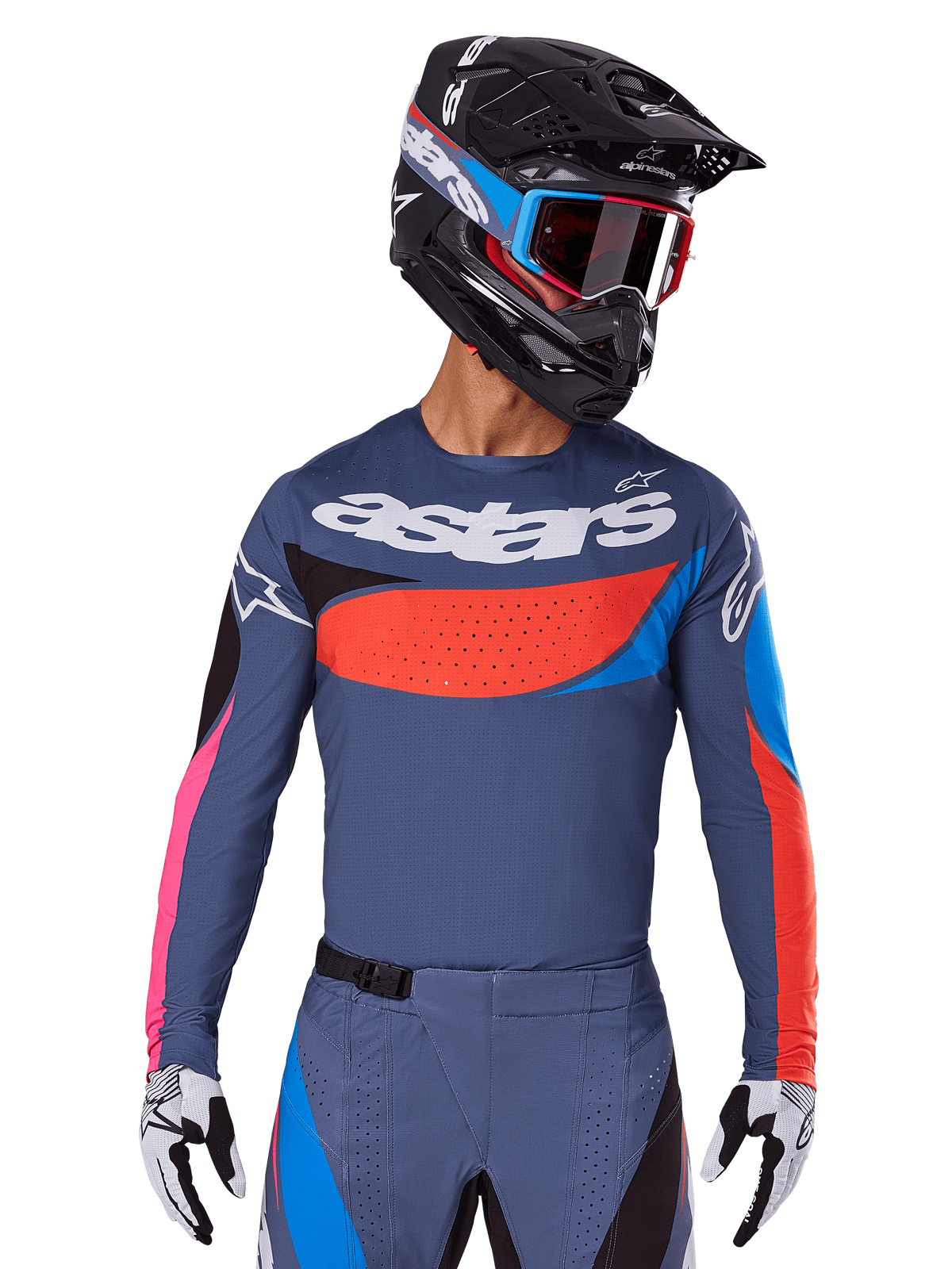 Alpinestars 2025 Techstar Dreem Trikot, Motocross-Jersey, Grau mit blauen, roten und pinkfarbenen Akzenten, mit lasergeschnittenen Perforationen und großem Branding auf der Brust, getragen mit passender Hose und schwarzem Rennhelm