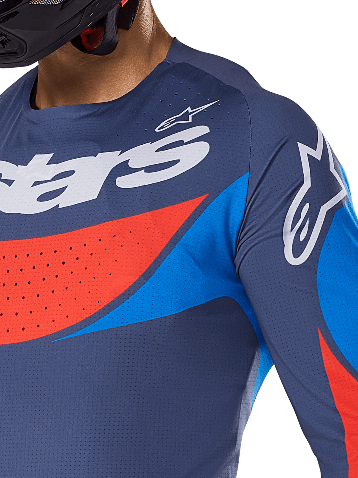 Nahaufnahme des Alpinestars 2025 Techstar Dreem Trikots, Marineblau mit leuchtend blauen und orangefarbenen Akzenten, weißes Alpinestars-Branding auf Brust und Schulter, mit lasergeschnittenen Perforationen zur Belüftung