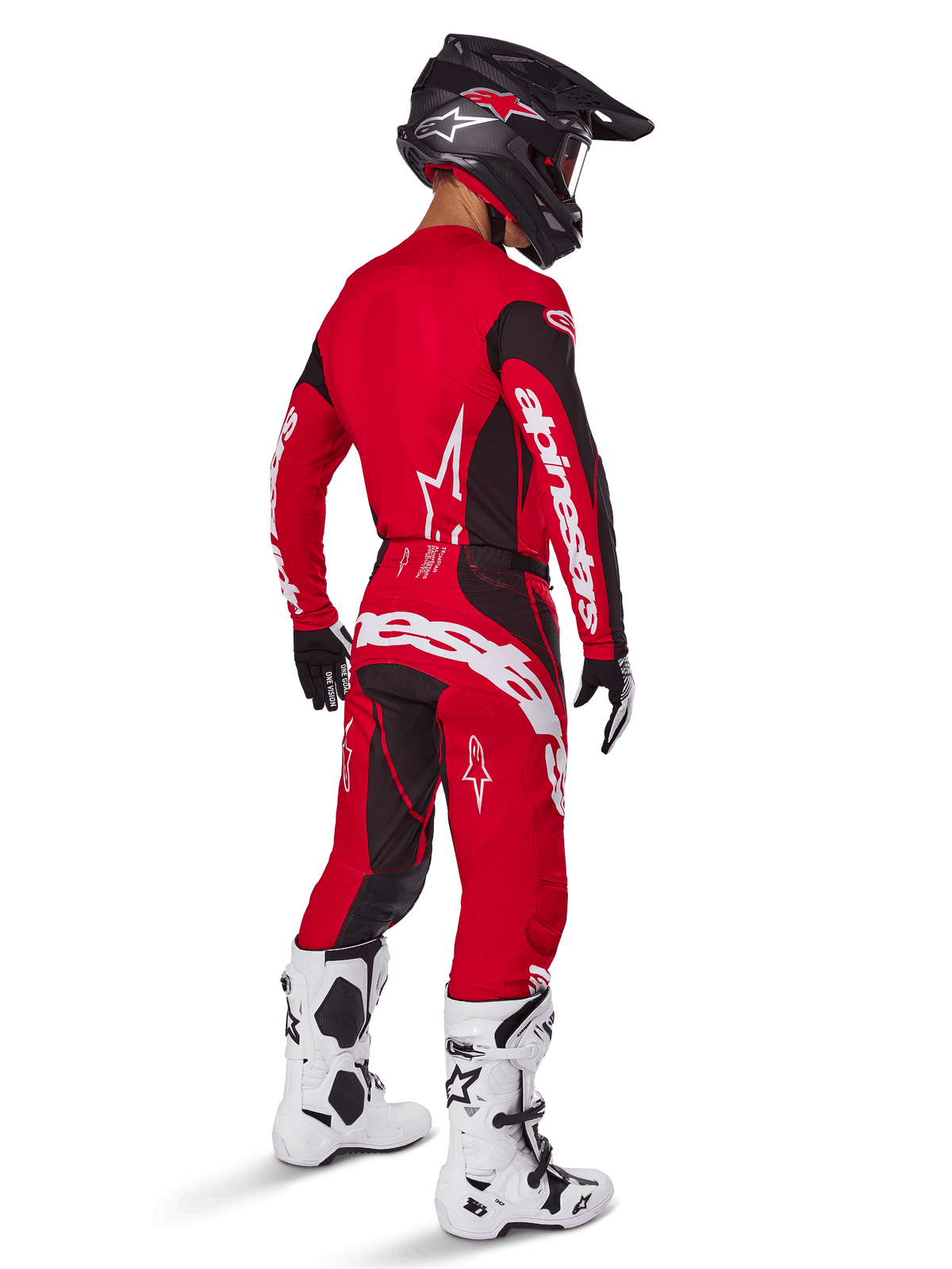 Alpinestars 2025 Techstar Dreem Gear Set, motorcrosser in felrood en zwart tenue, witte logo's op de jersey en broek, gecombineerd met een zwarte helm, wit-zwarte laarzen en zwart-witte handschoenen, driekwart achteraanzicht