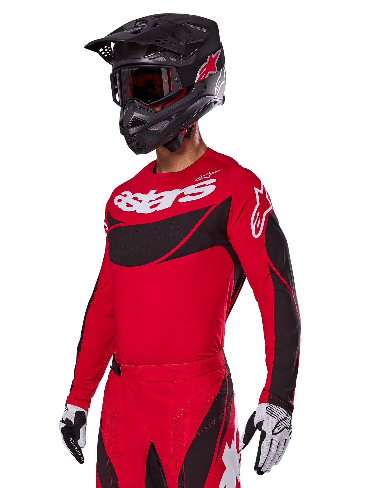 Alpinestars 2025 Techstar Dreem Gear Set, rode motorcross jersey en broek met zwarte en witte accenten, gedragen met een zwarte helm en crossbril, witte en zwarte handschoenen, voorzien van opvallende 'astars' branding, ontworpen voor prestatiegerichte off-road racing