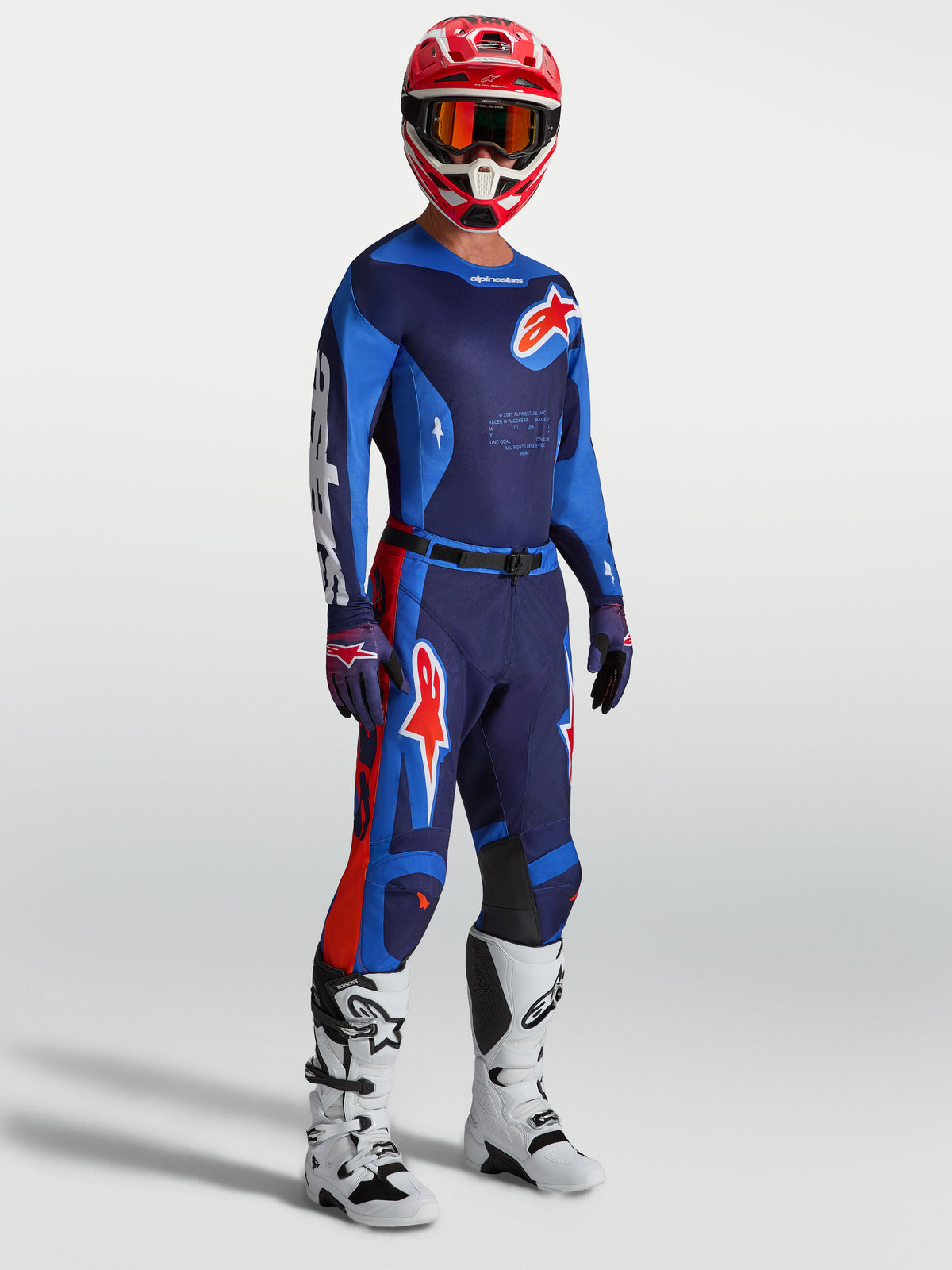 Alpinestars Racer Hunt jersey, blauwe en rode heren motorcrossjersey, sportpasvorm, model draagt complete MX-uitrusting.