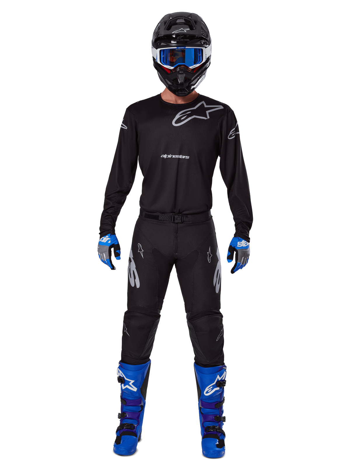 Alpinestars 2025 Racer Graphite Gear Set, Motocross-Fahrer in kompletter Rennausrüstung, schwarzes Langarm-Trikot mit grauen Alpinestars-Logos, schwarze Hose, schwarzer Helm mit blauer Brille, blau-graue Handschuhe, blau-schwarze Stiefel, koordiniertes Outfit für Offroad-Motocross-Rennen