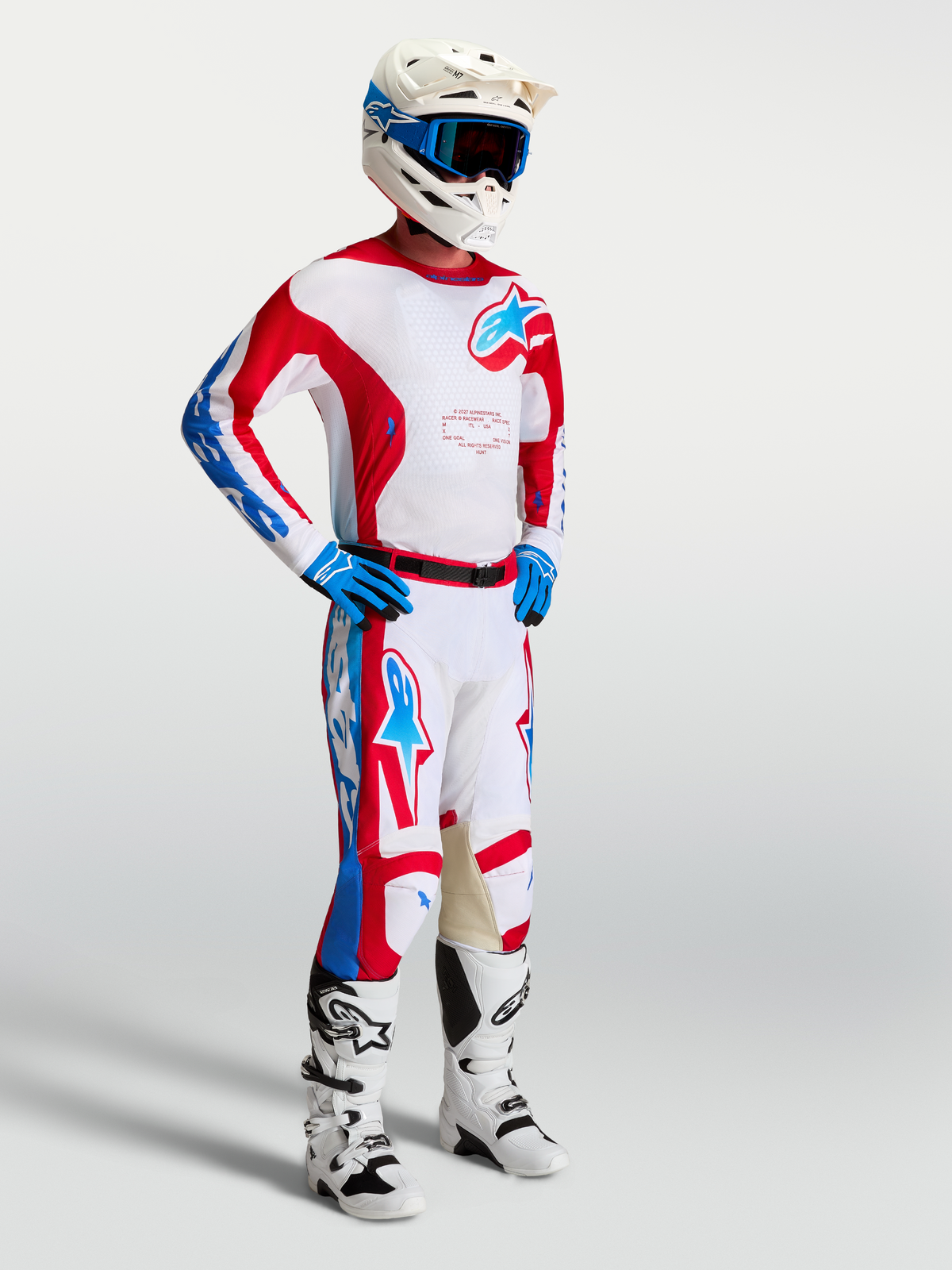 Ensemble Alpinestars Racer Hunt, maillot et pantalon de motocross rouges et blancs pour le pilotage tout-terrain.